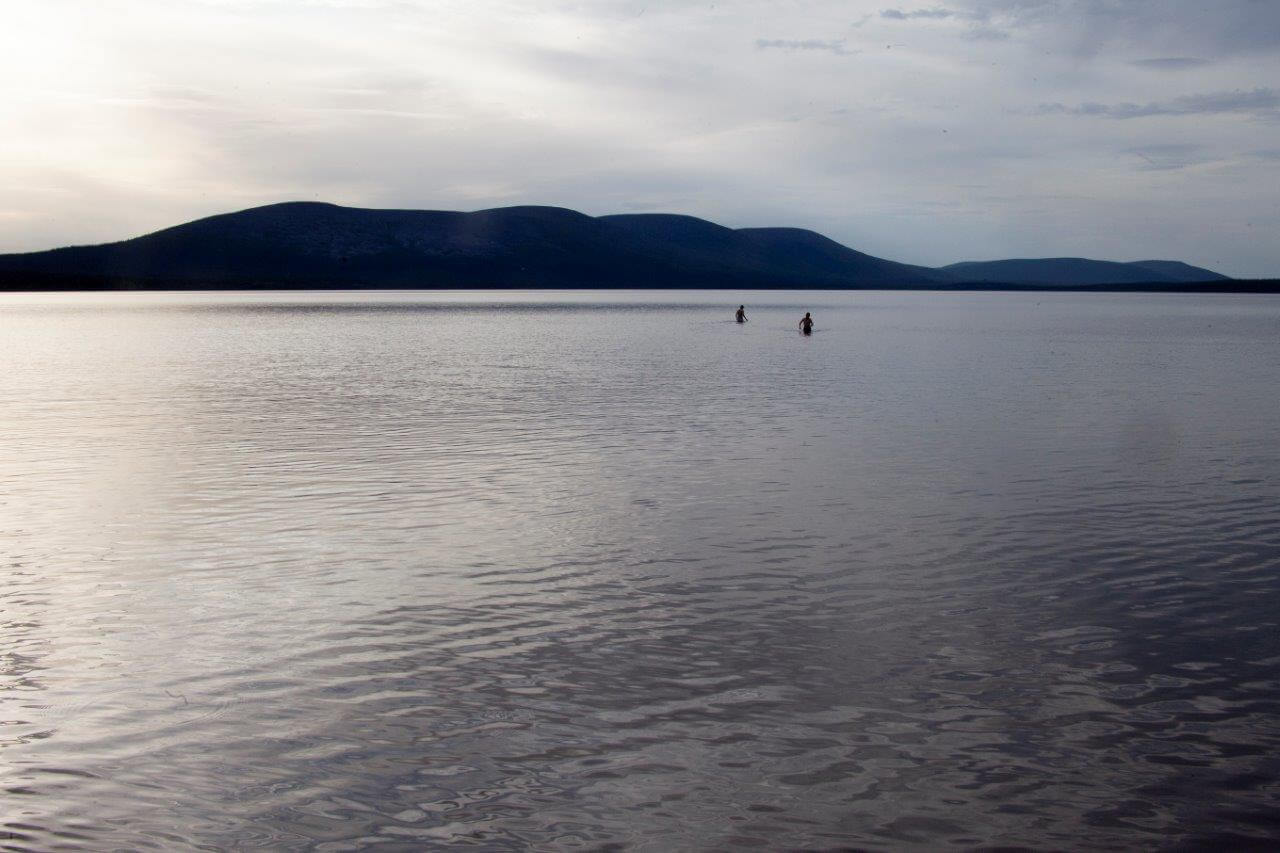 Uimapaikkoja tunturimaisemissa. Uikkarit kannattaa aina pakata Lapin-reissulle mukaan.
