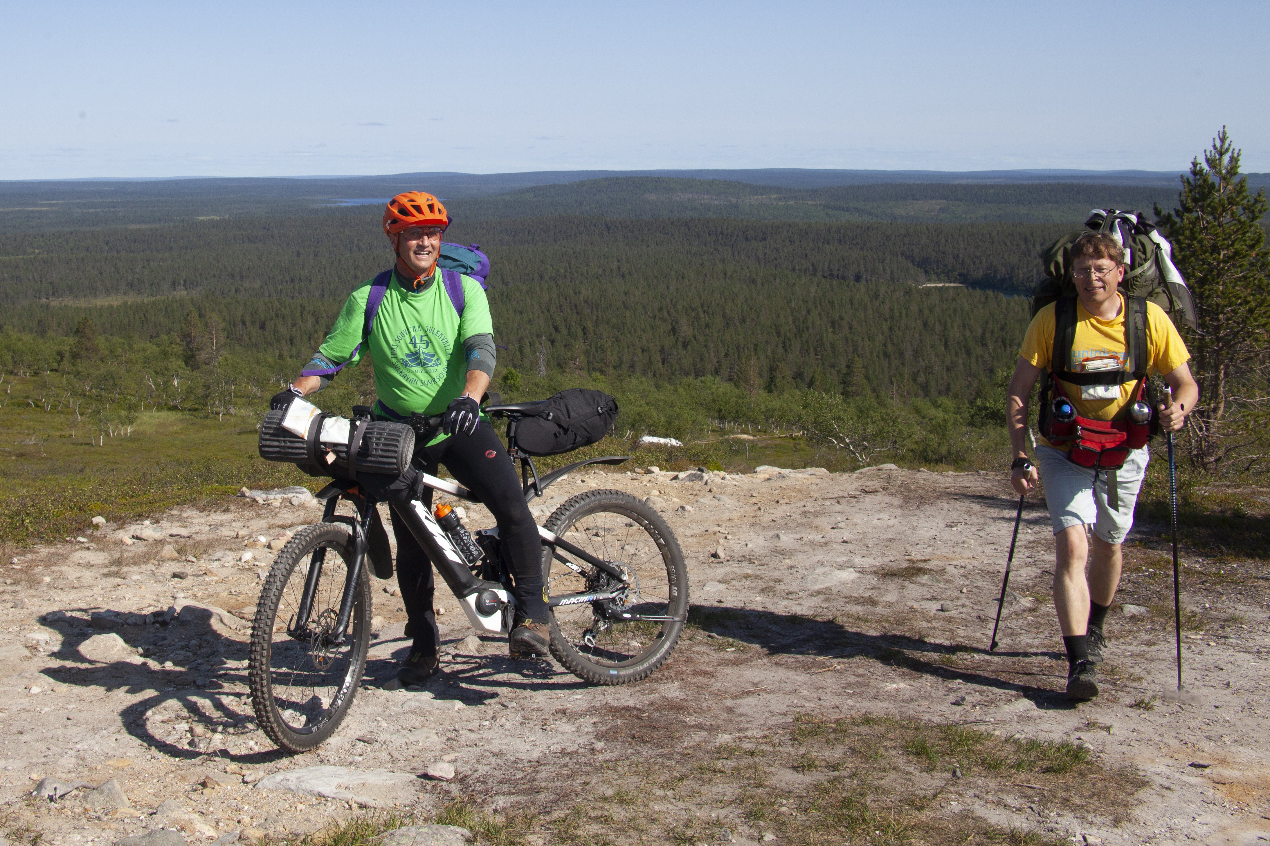Sähköpyörä päihittää sauvakävelijän jyrkässäkin nousussa, mutta pelkällä kauramoottorilla, eläinrasvoilla ryyditettynäkin, edettäessä voimasuhteet ovat luultavasti päinvastoin. Kuva: Sauli Herva.