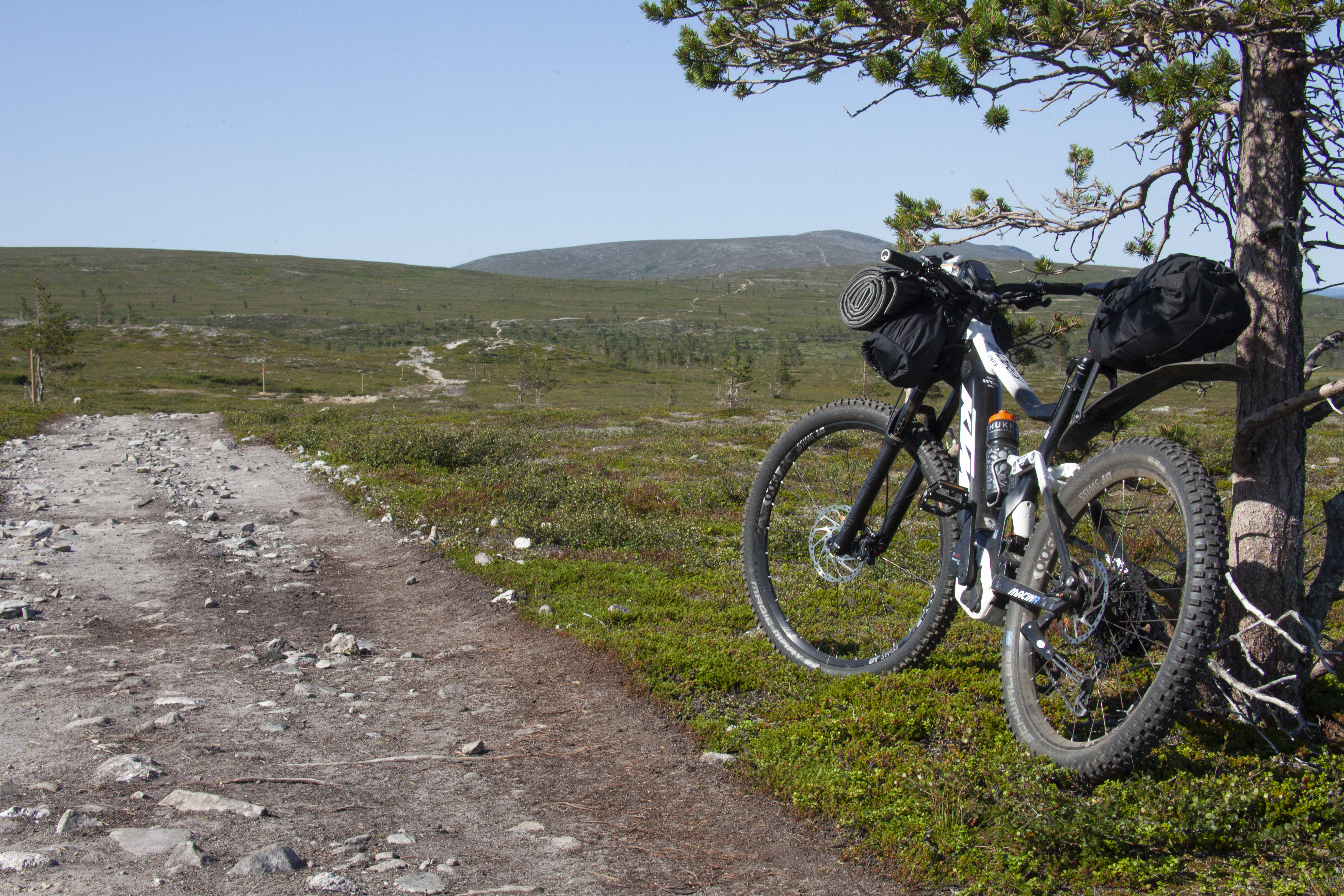 Hetta–Pallas-reittiä on 80 vuoden aikana ehtinyt uurtaa maastoon kymmenien tuhansien vaeltajien kenkäparit. Paljakalla luikerteleva retkireitti näkyy kauas ja selvästi kuin Kiinanmuuri avaruusasemalle. Kuva: Sauli Herva.