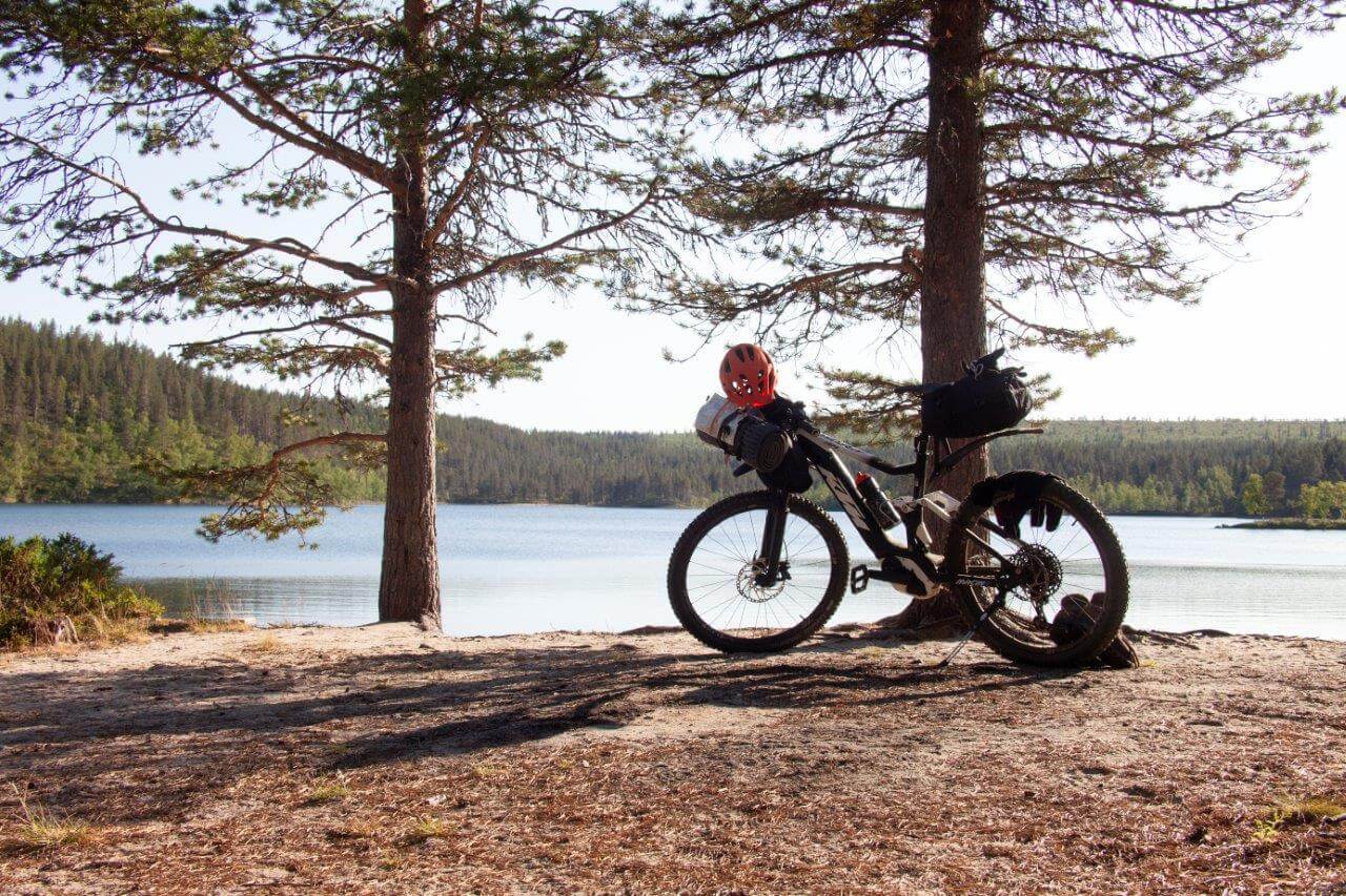 Hietajärven tienoon metsäkankaita halkovat patikkapolut johtavat Ounastuntureitten paljakkareiteille ja ovat sopivia myös maastopyörällä kulkemiseen. Harjujärvien vesi on usein kirkasta, raikasta ja virkistävää.