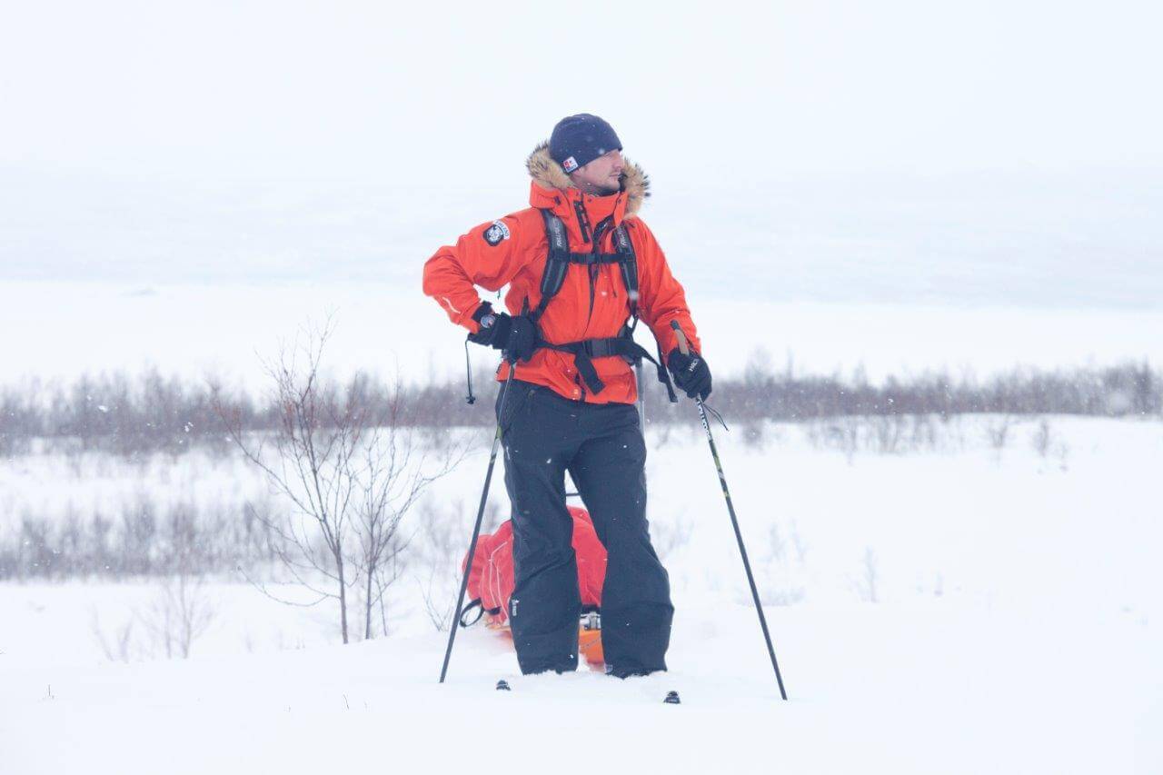 Yksinäinen talvivaeltaja Lapin erämaissa, siellä jossakin, keskellä ei mitään.