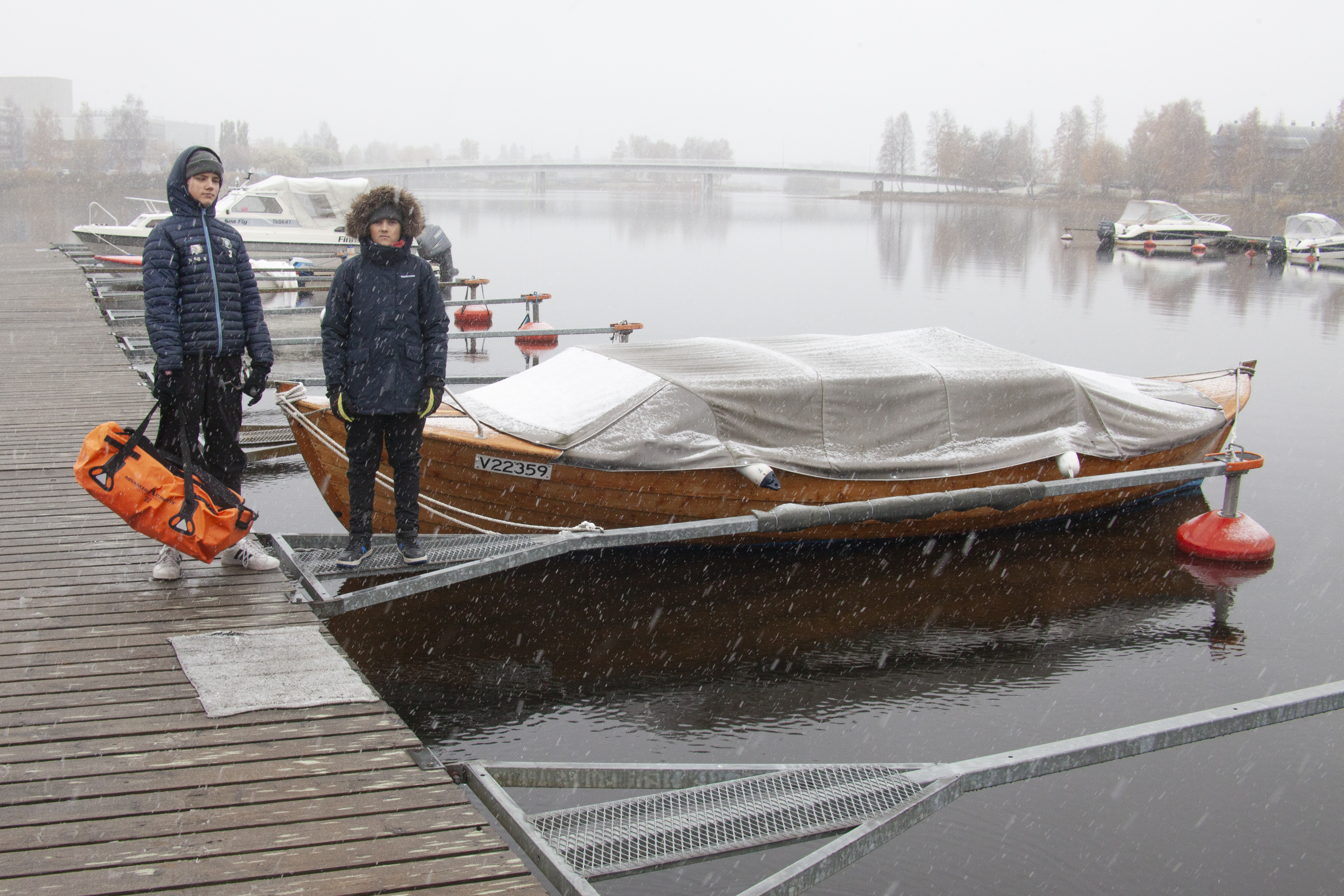 13. lokakuuta, sunnuntai. Potunnostoloma alkaa vajaan viikon kuluttua. Omat potut talven varalle säilyvät maakellarissa ja ylituotanto on markkinoitu, myyty ja kotiovelle toimitettu kiireisille kaupunkilaisille. Meriretken ruokalistalle oli kaavailtu luomupottuja voisulasipulikastikkeella ja itse ongittua kalaa, luultavasti ahvenia, retkikeittimellä telttaleirissä jossakin lähisaaressa valmistettuna. Meriretki tyssäsi harmillisesti märkään ja sankkaan räntälumisateeseen. Tunnin pituinen akkujen latausajo ”maitopullossa”, nollanäkyvyydessä oli silti huiman hieno elämys.