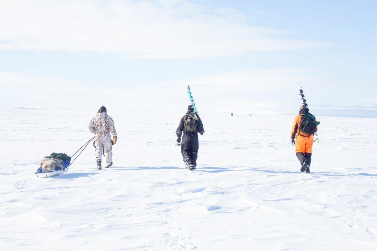 Aurinkoinen kaunis aamu, mutta melkoinen pettymys silti. Järvestä kairattiin vain kuraista mutaa. Landtnajávri oli umpijäässä pohjaan asti! Kuvat: Sauli Herva.