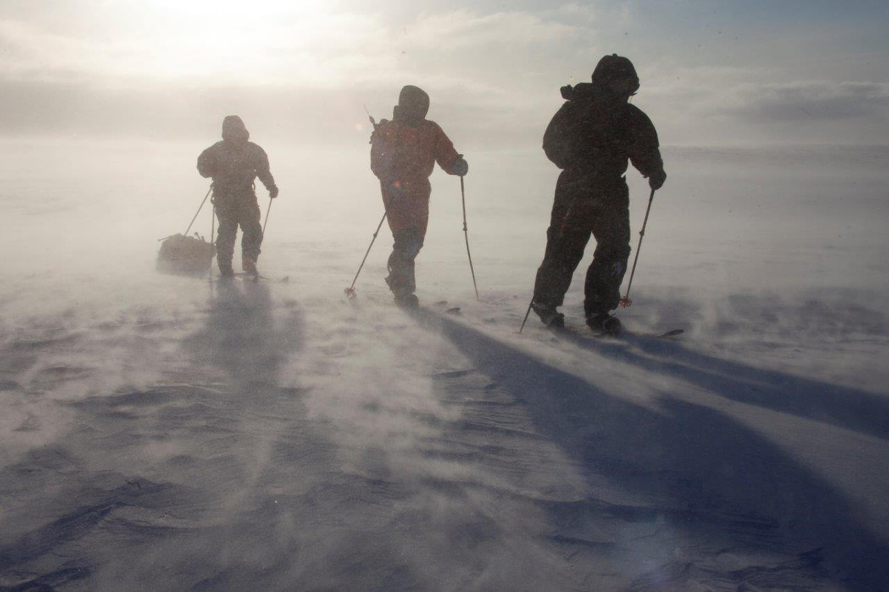 Saaliiksi saatu villiruokapäivällinen esikäsiteltiin ulkona lumituiskussa kammin suojanpuolella.