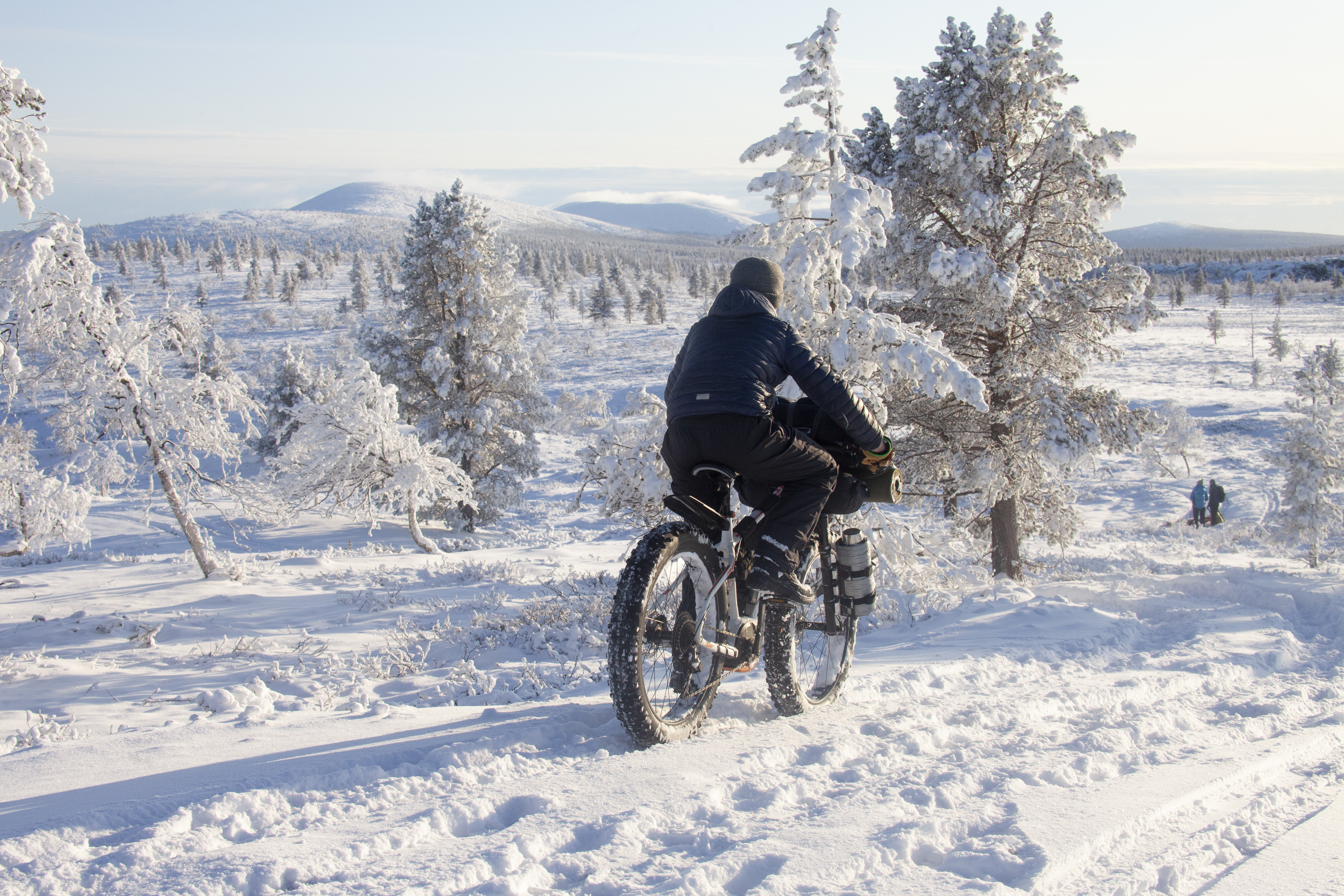 19. lokakuuta, lauantai. Iltapäivä ja illansuu tunturissa potunnostoloman aikaan lokakuussa on aivan epätodellinen. Kalenterin mukaan tähän aikaan vuodesta maaston ja maiseman pitäisi olla vielä lumeton. Lumimaisemien ja matalalta paistavan ilta-auringon valo tuo mieleen pikemminkin helmi-maaliskuun taitteen kuin harmaan syksyisen lokakuun.
