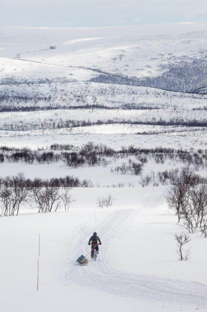 Kolmituntisen ankaran tunkkauksen jälkeen johtopäätös oli selvä, läskipyörät piiloon kivirakkaan ja telttakota pystyyn. Aamulla matkan tekoa jatkettaisiin ahkioita suksilla vetäen.