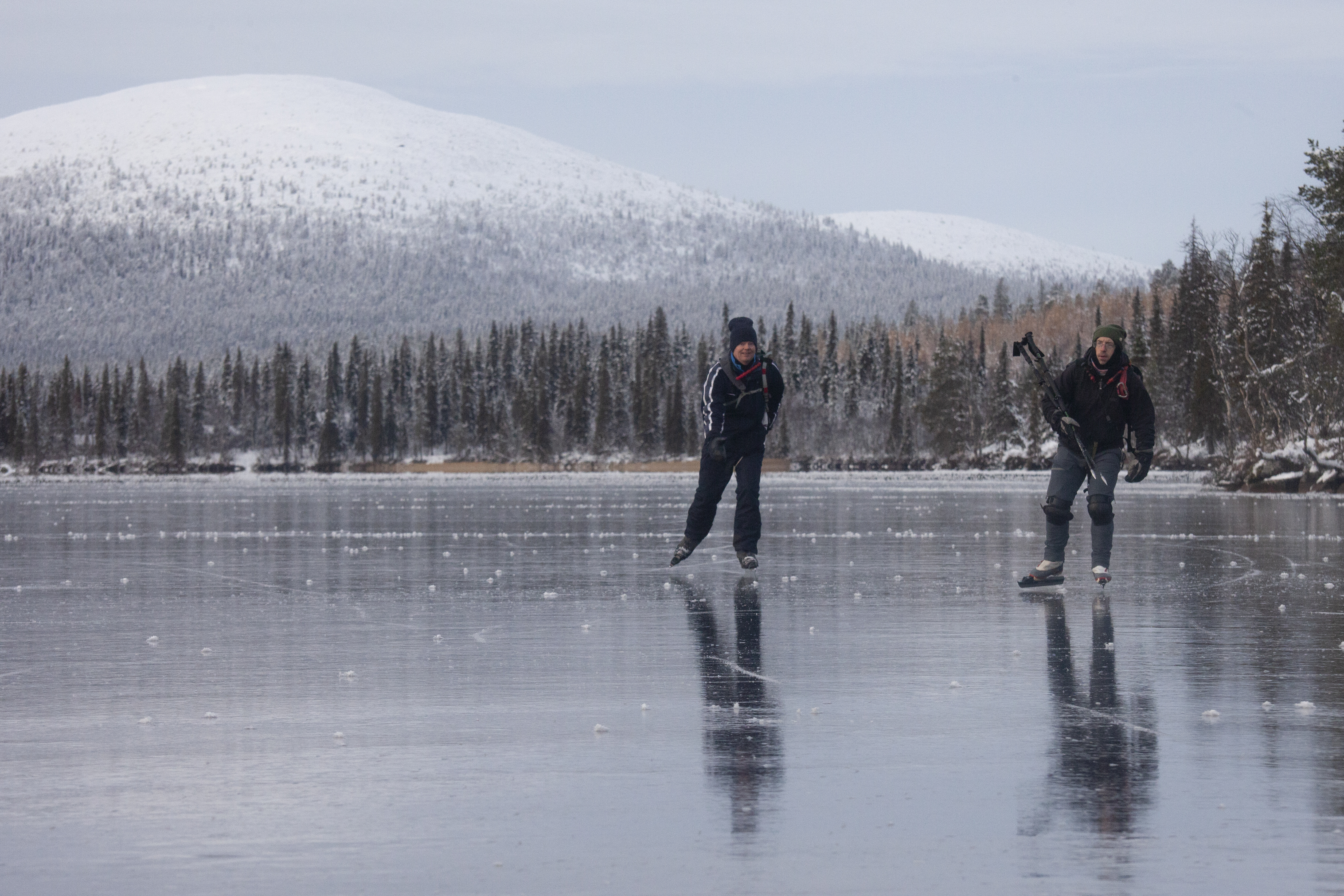 21. lokakuuta, maanantai. Emme olleet ainoina luistimet jalassa. Kauempaa Keimiötunturin horisontista liukui kaksi hahmo äänettömästi kuin aaveet lähemmäksi, aivan kuin olisivat olleet ennenkin täällä luistelemassa. Vaan eikö mitä! Herrat Karel ja Anders Hollannista ja Ruotsista olivat vielä eilen luistelleet Finnmarkin ylängön tunturijärvillä. Internetin ihmeellinen maailma oli kertonut jäämiehille myös Tunturi-Lapin järvien jämähtävän jäähän seuraavan yön kuluessa. Herrojen asuntoauto heilahti heti pari sataa kilometriä etelämmäksi ja parkkeerasi passiin Keimiötunturoin P-paikalle.