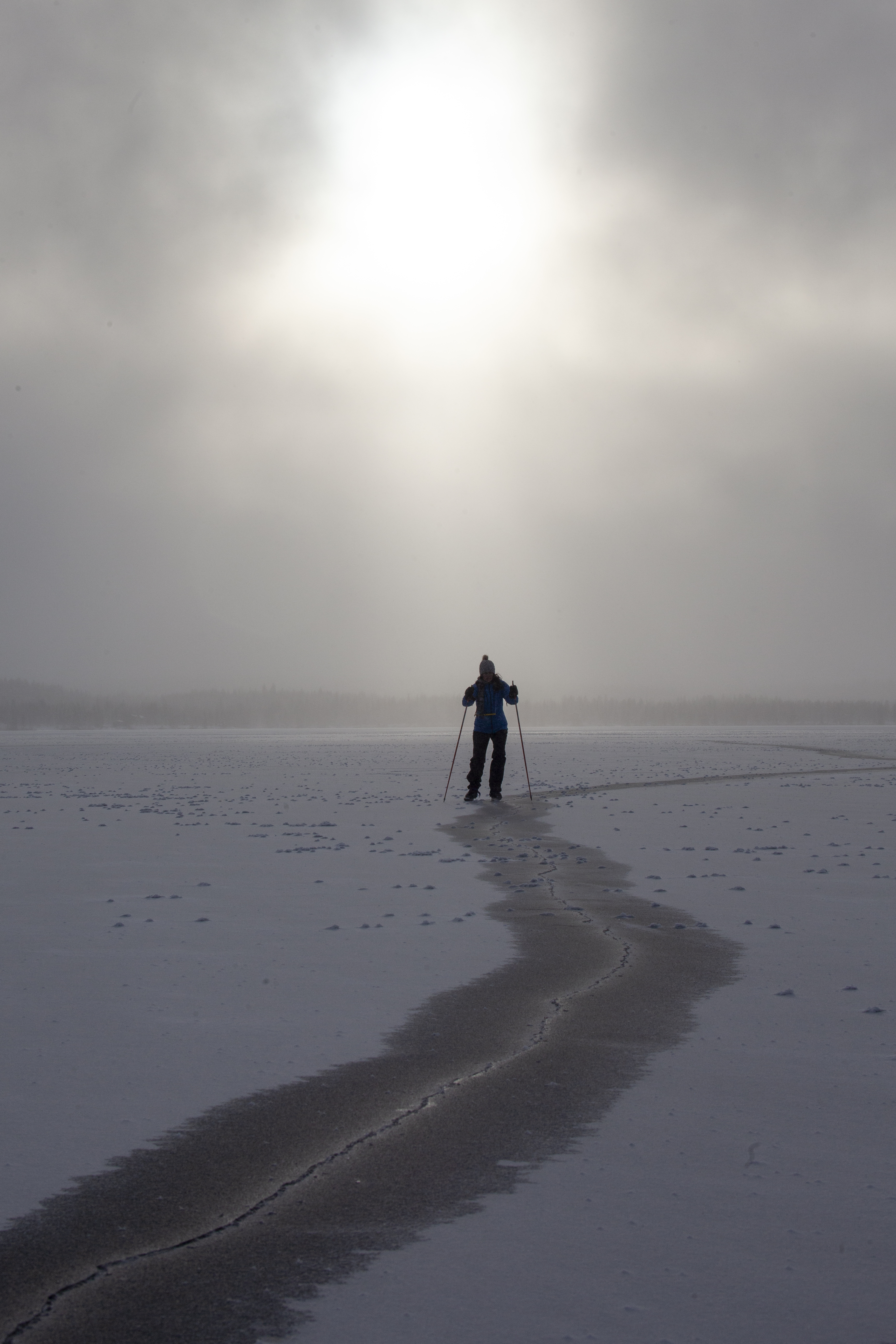 22. lokakuuta, tiistai. Kaikki illuusiot haihtuvat aikanaan, niin kävi nytkin. Ilo oli juuri ylimmillään, kun taivas vetäytyi alhaalla laahaavaan kosteaan pilveen. Vähitellen kirkas luistelujää alkoi peittyä lumeen. Lumoavan kaunis jää hiljalleen himmeni ja hiipui kokonaan pois. Lumisade jatkui ja jatkui jatkumistaan. Itsenäisyyspäivän tienoilla perinteisen ensilumenleirin aikoihin lunta oli Tunturi-Lapissa yli puoli metriä. Ja lumisade jatkui.
