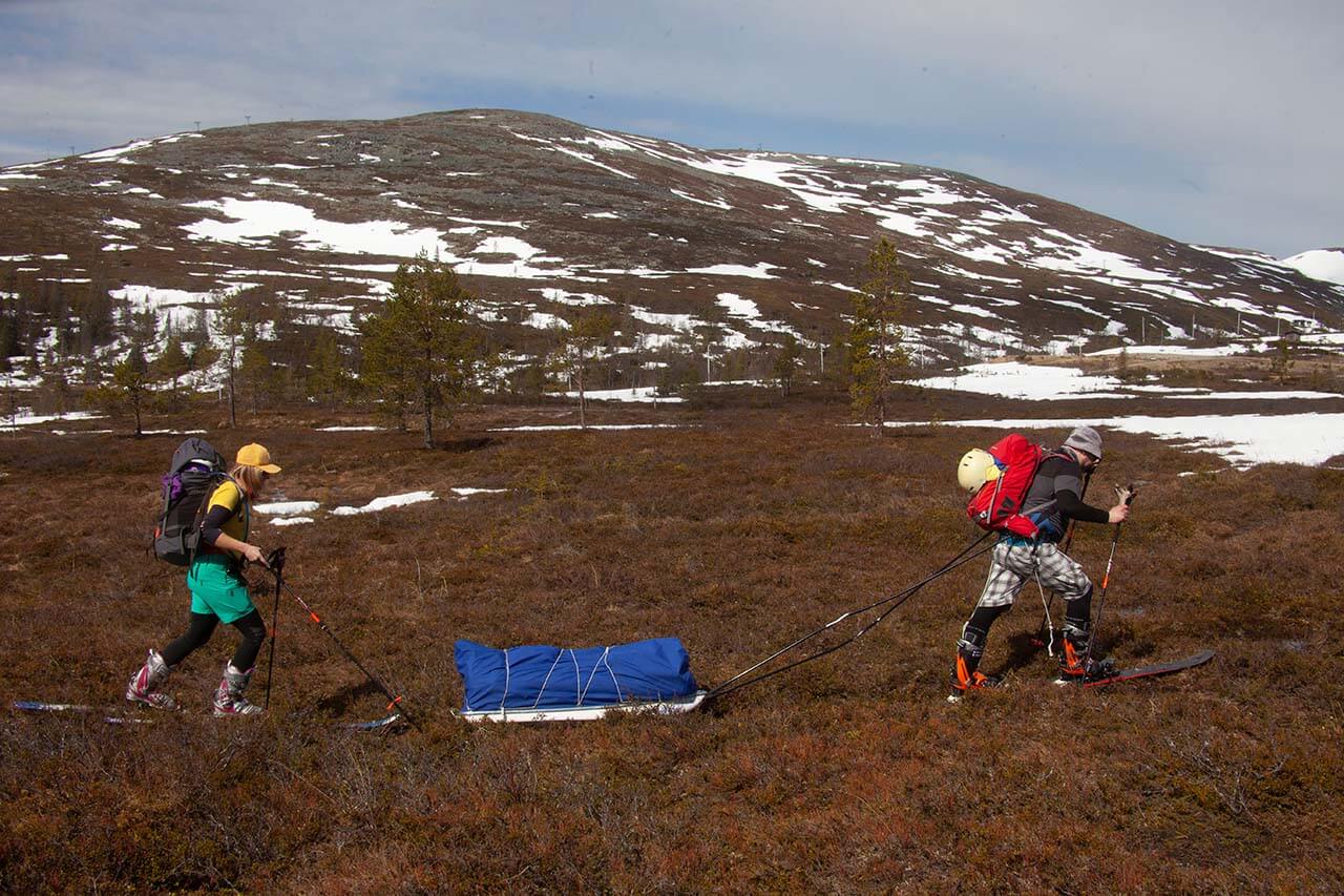 Kevyet kenttälounaat siirtyvät ahkiossa, alussa hieman vaivalloisemmin ja sitten vähän kätevämmin. Kuva: Sauli Herva.