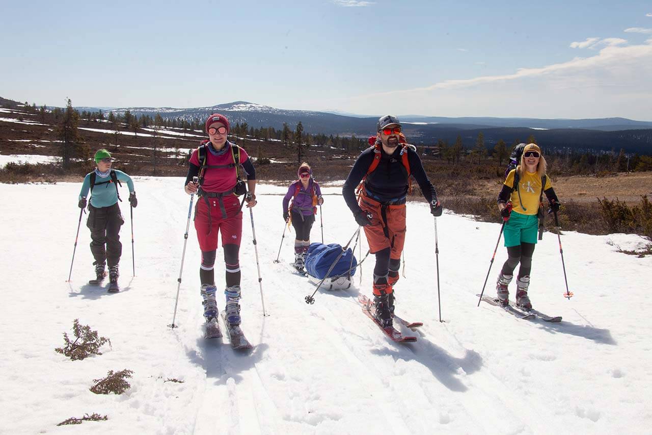Kevyet kenttälounaat siirtyvät ahkiossa, alussa hieman vaivalloisemmin ja sitten vähän kätevämmin. Kuva: Sauli Herva.