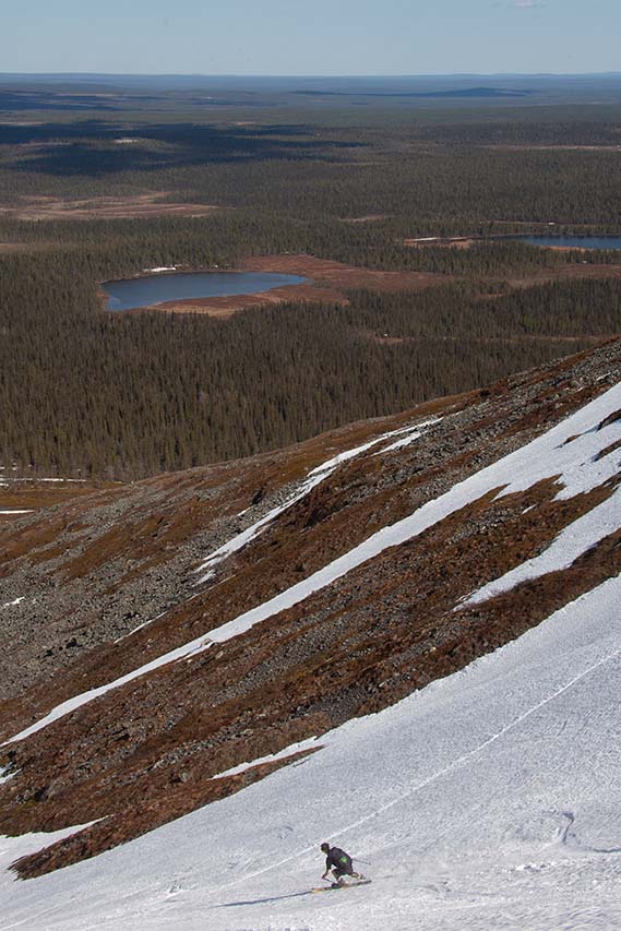 Pyhäkurun upeat kesähiihtolumet palkitsevat vapaalaskijan uurastuksen. Kuva: Sauli Herva.
