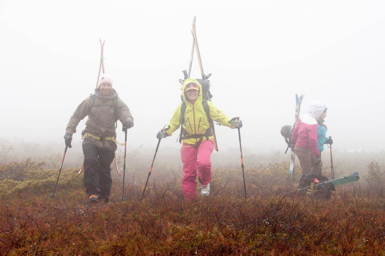 Touko-kesäkuussakaan ei ole yhtään harvinaista törmätä sukset repuissa tuntureissa haahuilevaan vapaalaskijajoukkoon.