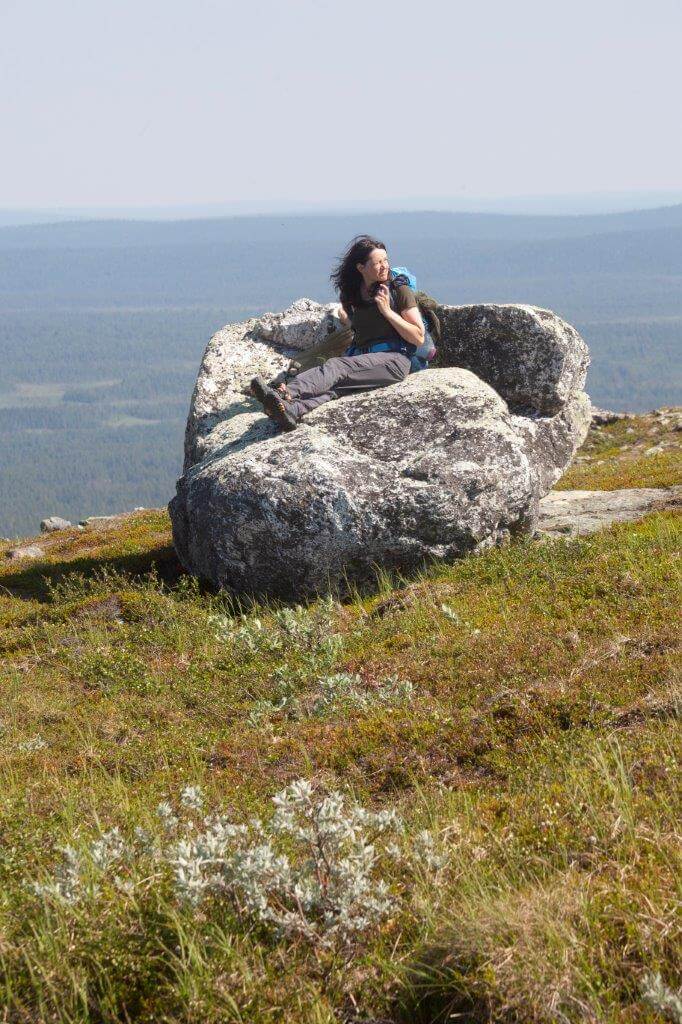 Kividivaanissa kelpaa vilvoittavassa tuulessa levähtää tuntureitten kuningattaren valtaistuimella Lumikeron laen näkymiä ihastelemaan. Horisontti siintää joka suunnassa jossakin kaukaisuudessa yli 100 km etäisyydellä.