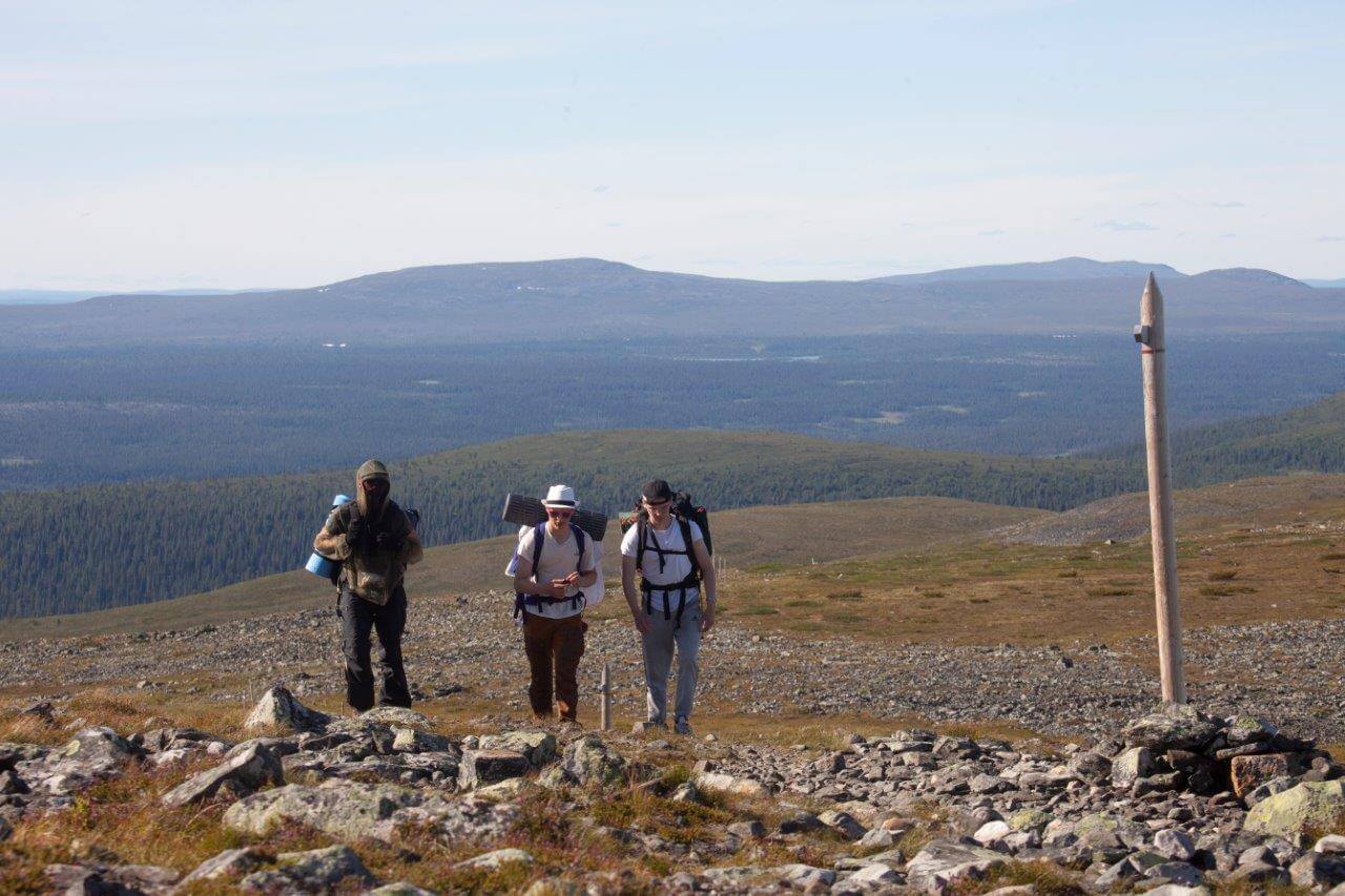 Kolme anodista marssii näin, aurinkoista tietä eteenpäin.