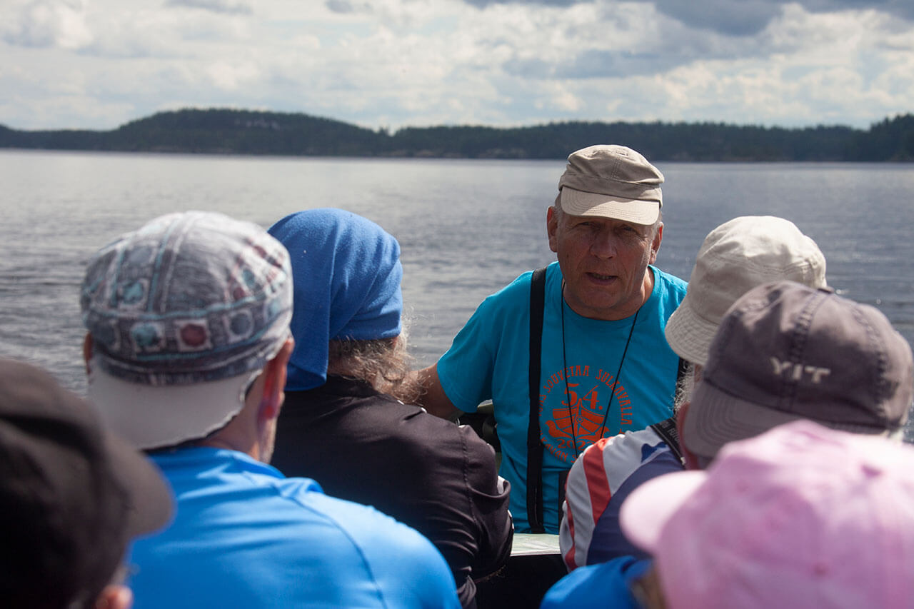 Koskelan luomumaitotilan vanhaisäntä Esa Repo on geo-oppaaksi kypsällä iällä kouluttautunut monitoimimies. Repo tuntee Saimaa Geoparkin tarinat, menneisyyden ja nykyisyyden. Kuva: Sauli Herva.
