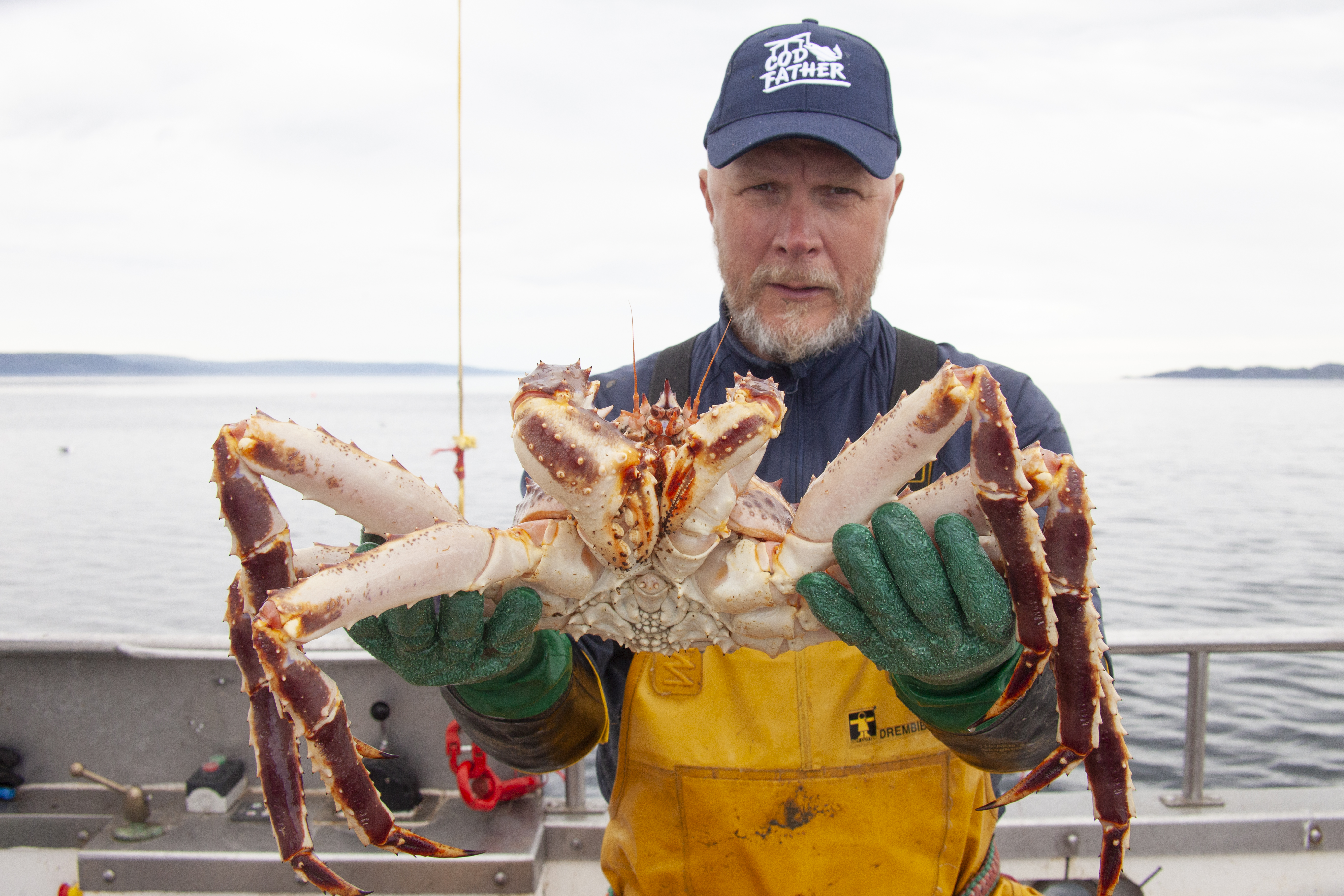 Arktiset meret kiertänyt entinen ammattikalastaja ja matkailuyrittäjä Edgar Olsen esittelee Varanki-vuonon vetonaulaa kuningasrapua, herkullista, mutta hirvittävää tulokaslajia.