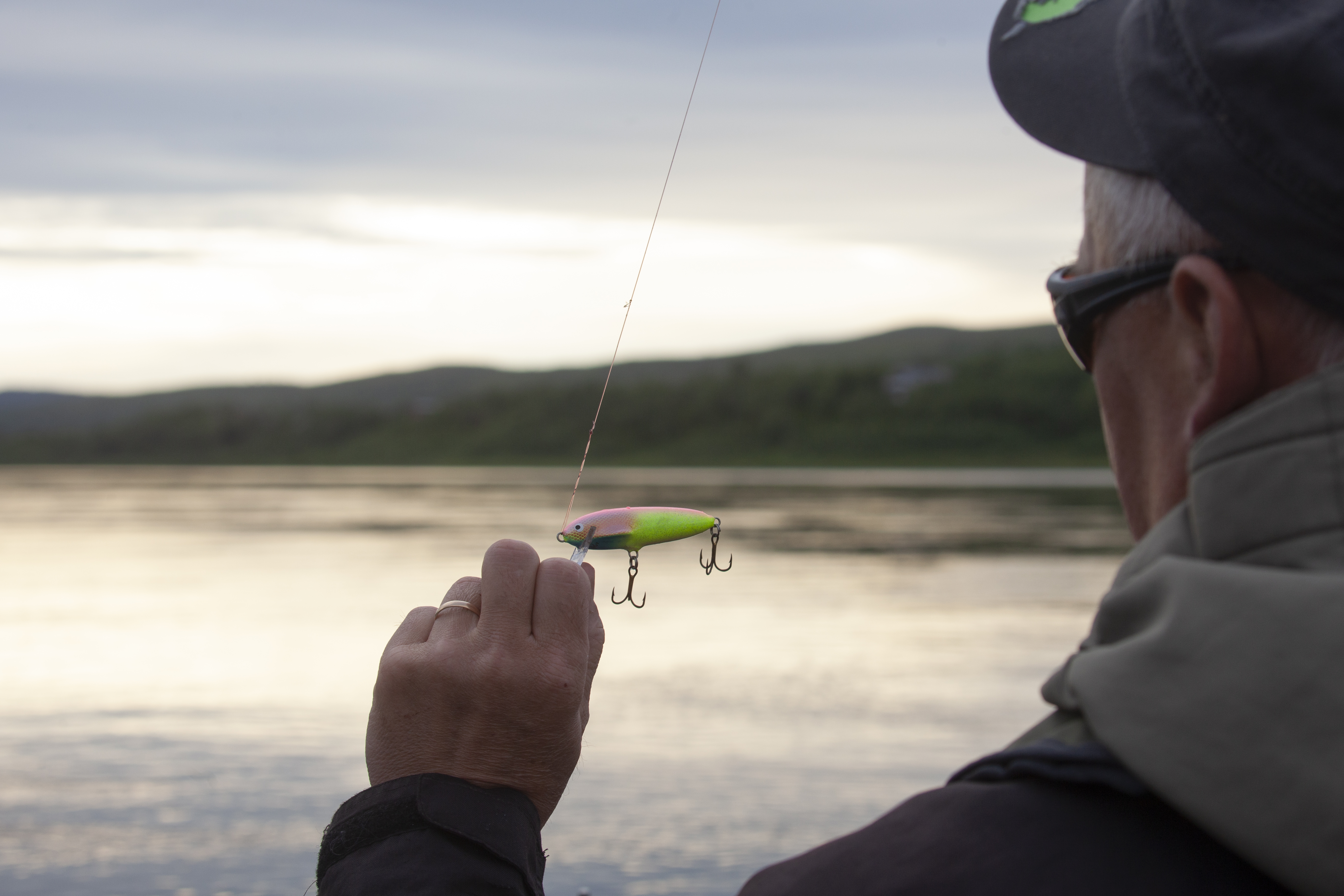 Aurinkoinen iltayö ja värikkäät vaaput kuuluvat olennaisina elementteinä Tenojoen lohikesään.