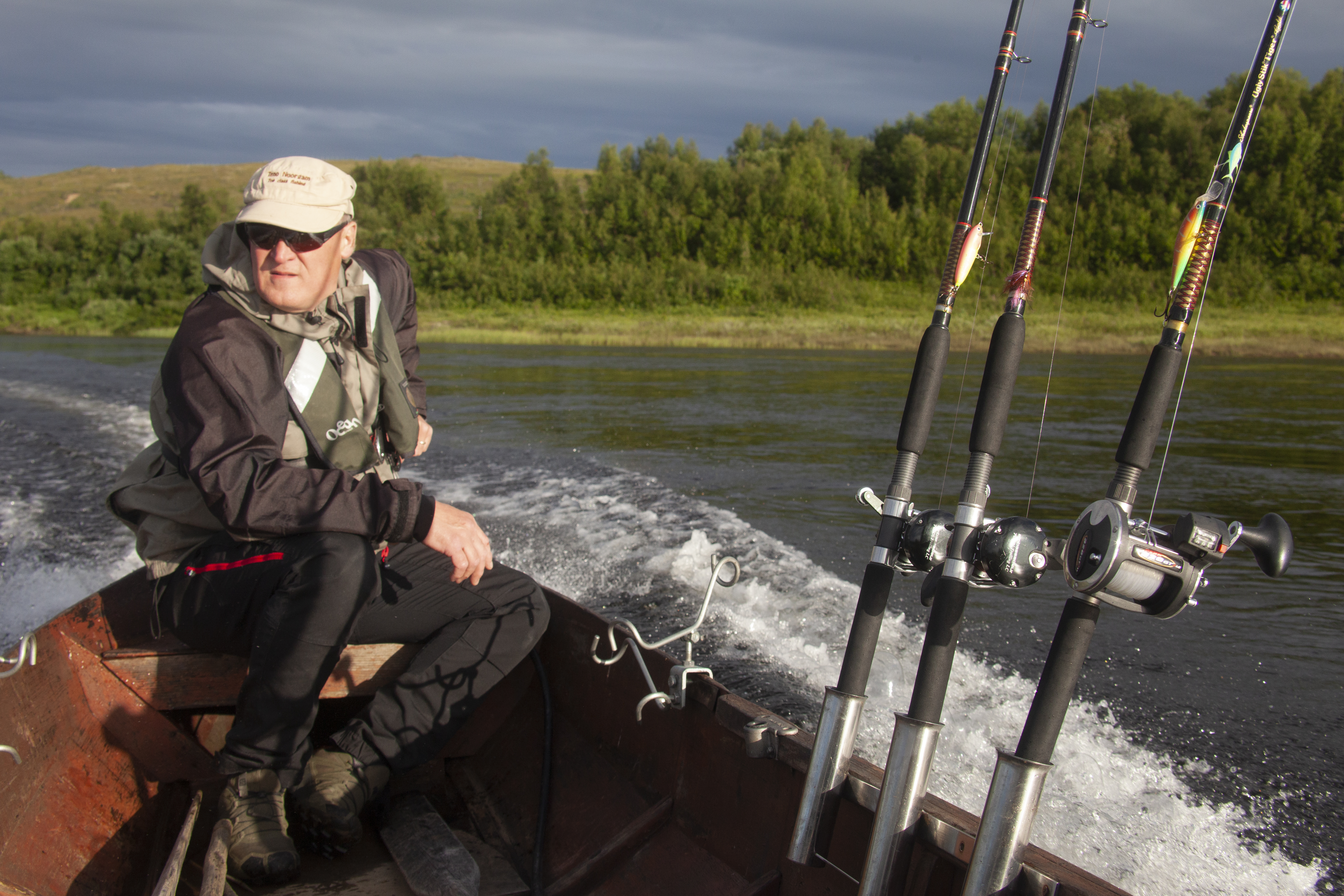 Yötön yö Tenojoella Nuorgamin suvannossa on unohtumaton elämys kenelle tahansa. Nuorgamin Lomakeskuksen isäntä Raimo Hekkaselle se on osa matkailuyrittäjyyttä, luontoisetu ja rentoutumistapa yhtä aikaa. Kuva: Sauli Herva.