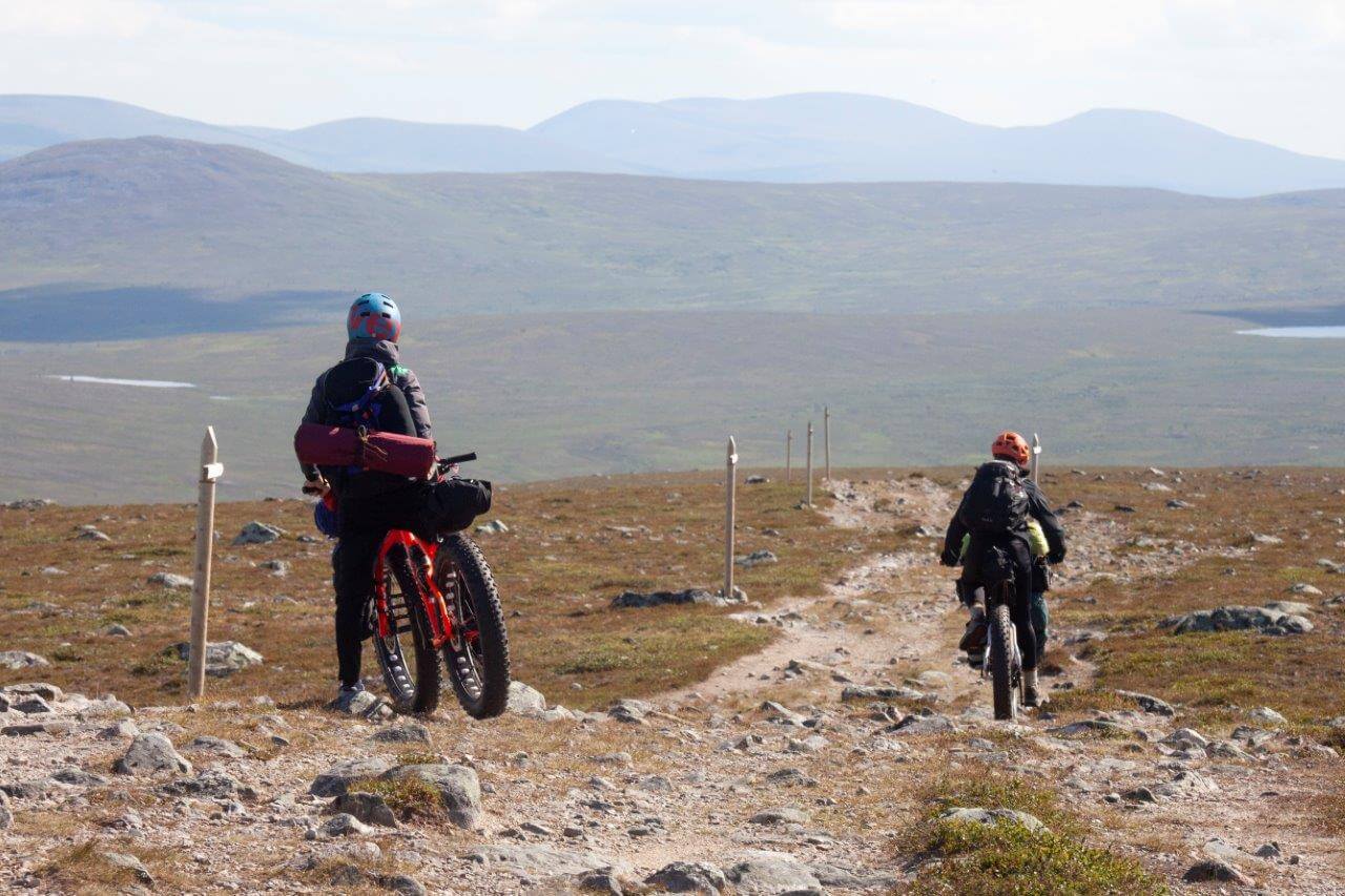 Pyhäkeron laelta avautuu henkeäsalpaavat maisemat etelään yli Ounastuntureiden aina mahtaville Pallastuntureille saakka. Maastopyöräilijänkin kannattaa laskeutua toviksi satulasta pelkästään maisemia ihaillakseen. Kuvat: Sauli Herva.