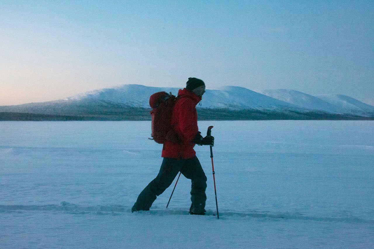 Kaamospäivän valoisa sininen silmänräpäys verhoutuu pimeään hämärään. Onnistuneen vapaalasku- ja vapaapäivän voi taputella pakettiin kämppätulien lämmössä. Kuva: Sauli Herva.