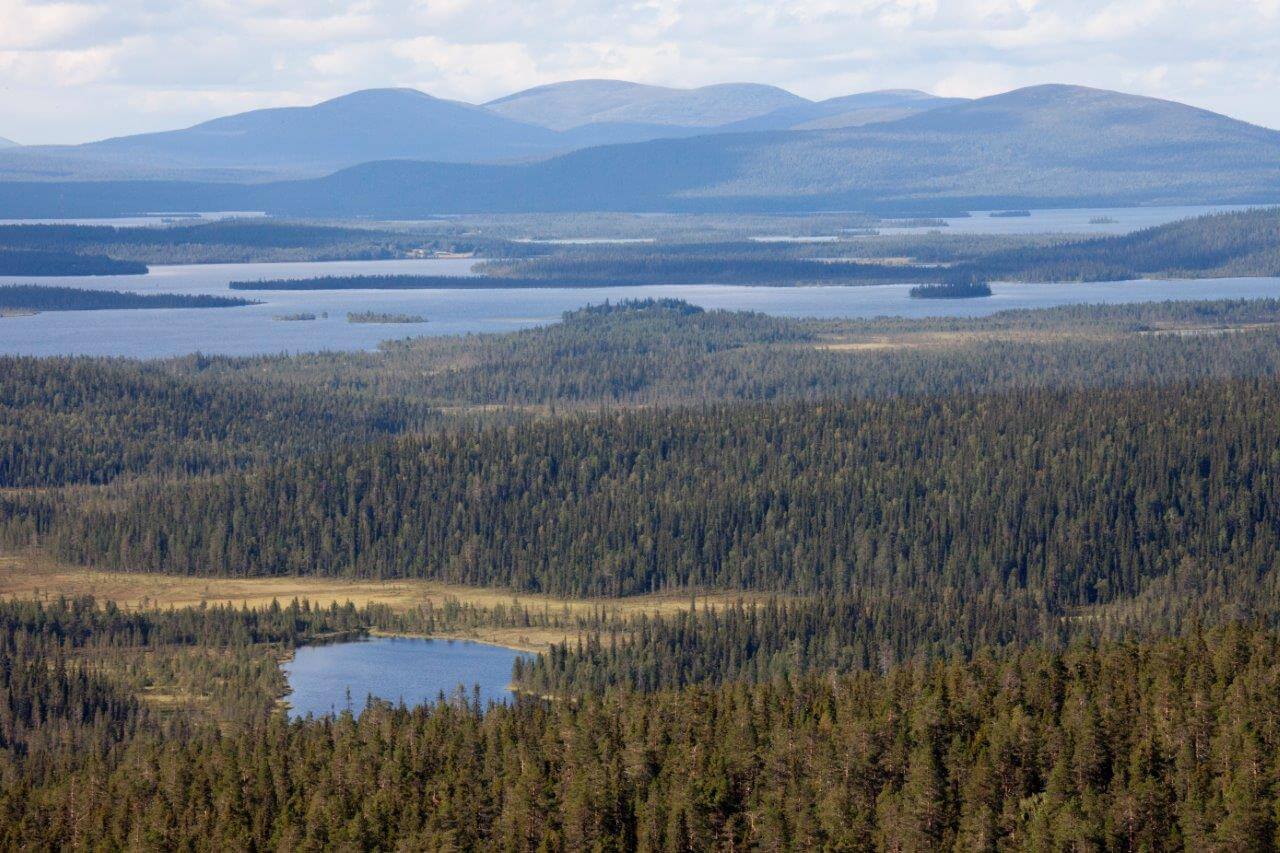 Äkäskeron laelta avautuu huiman hieno kansallismaisema Tunturilapin eteläisille järvihelmille, Äkäsjärvelle, vedenjakajan pohjoispuolelle Jerisjärvelle ja aina taustalla siintäville Keimiötunturille ja Pallastuntureille saakka.