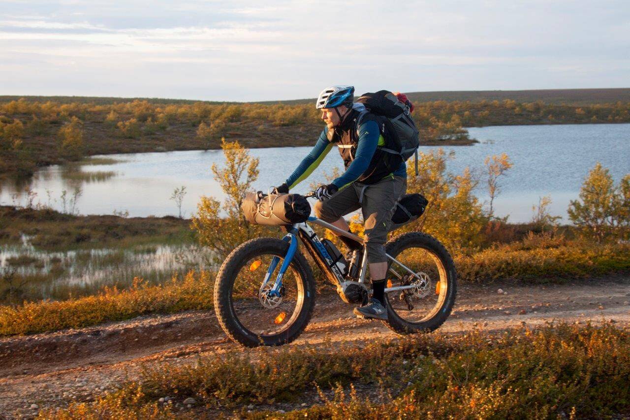 Ruska-aikaan maastopyöräilyolosuhteet ovat Naltijärven Lenkihaan tienoilla Enontekiöllä ehkä parhaimmillaan. Räkkä ei haittaa polkemista ja luonto leiskuu parhaassa väriloistossaan.