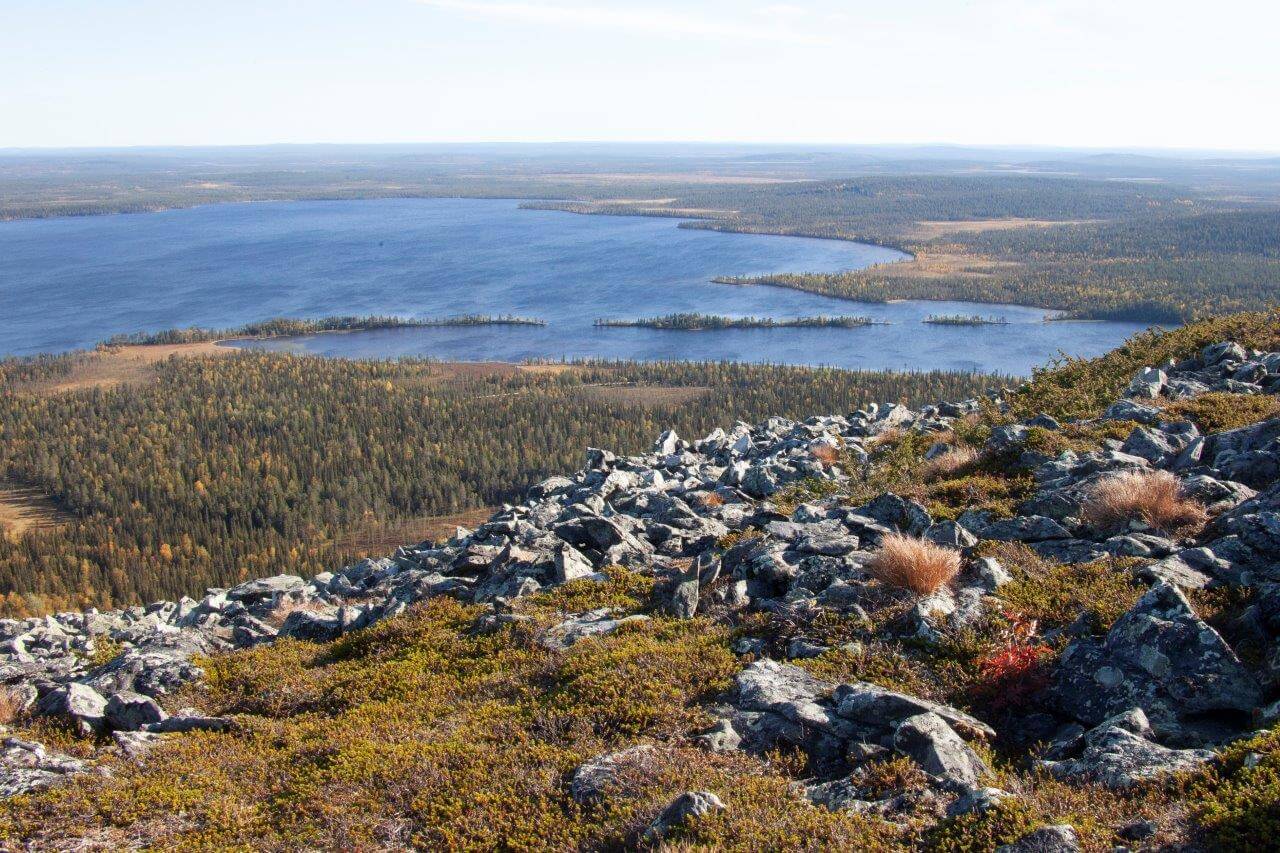 Lommoltunturin laen paljakalta aukeava maisema taivaansiniselle Pallasjärvelle on henkeä salpaavan kaunis ja ilmava. Parhaat näköalapaikat ovat retkireissujen suola, mutta niille pääseminen vaatii usein poikkeamista sivuun merkityiltä poluilta.