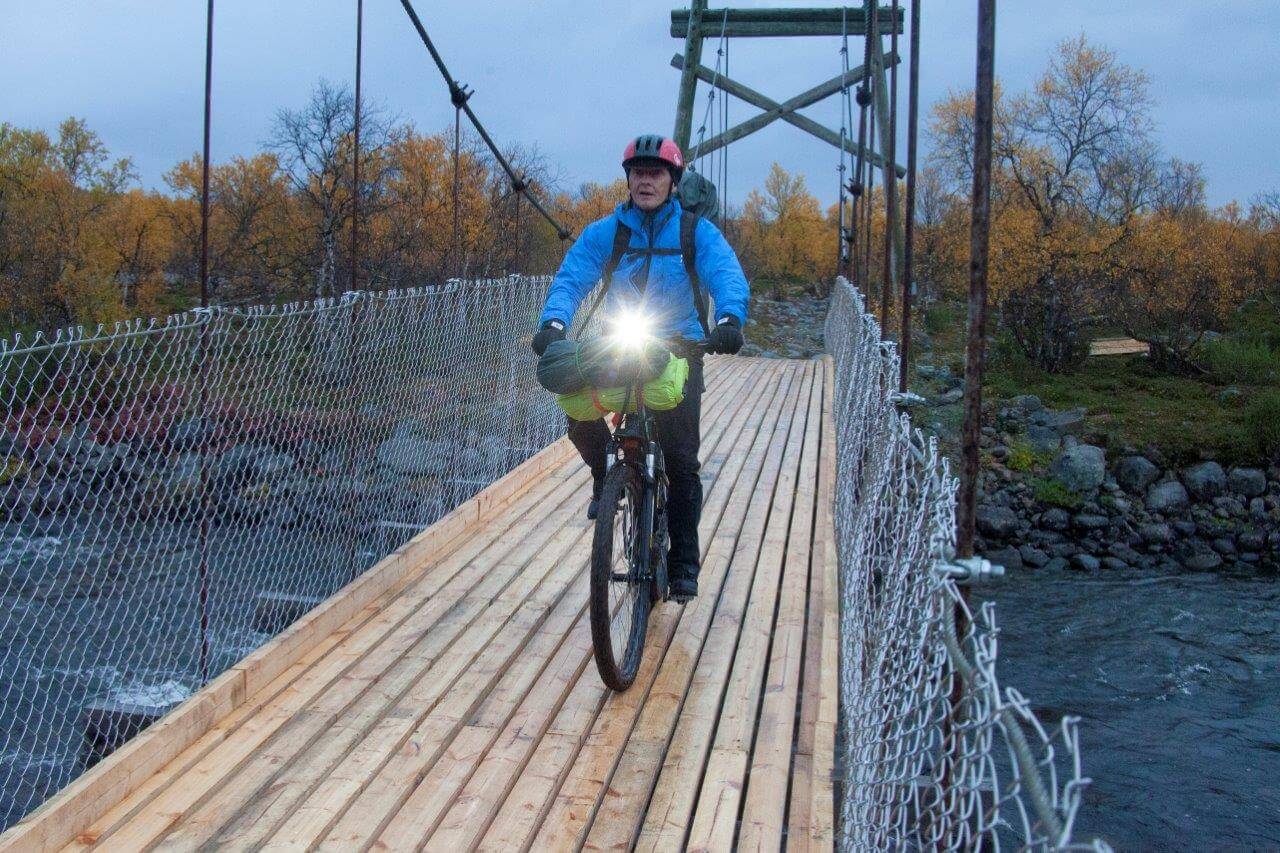 Näätämöjoen ylitys sujui helposti hieman villisti kohisevan kosken yllä vavahtelevaa jykevää lankkuriippusiltaa pitkin.