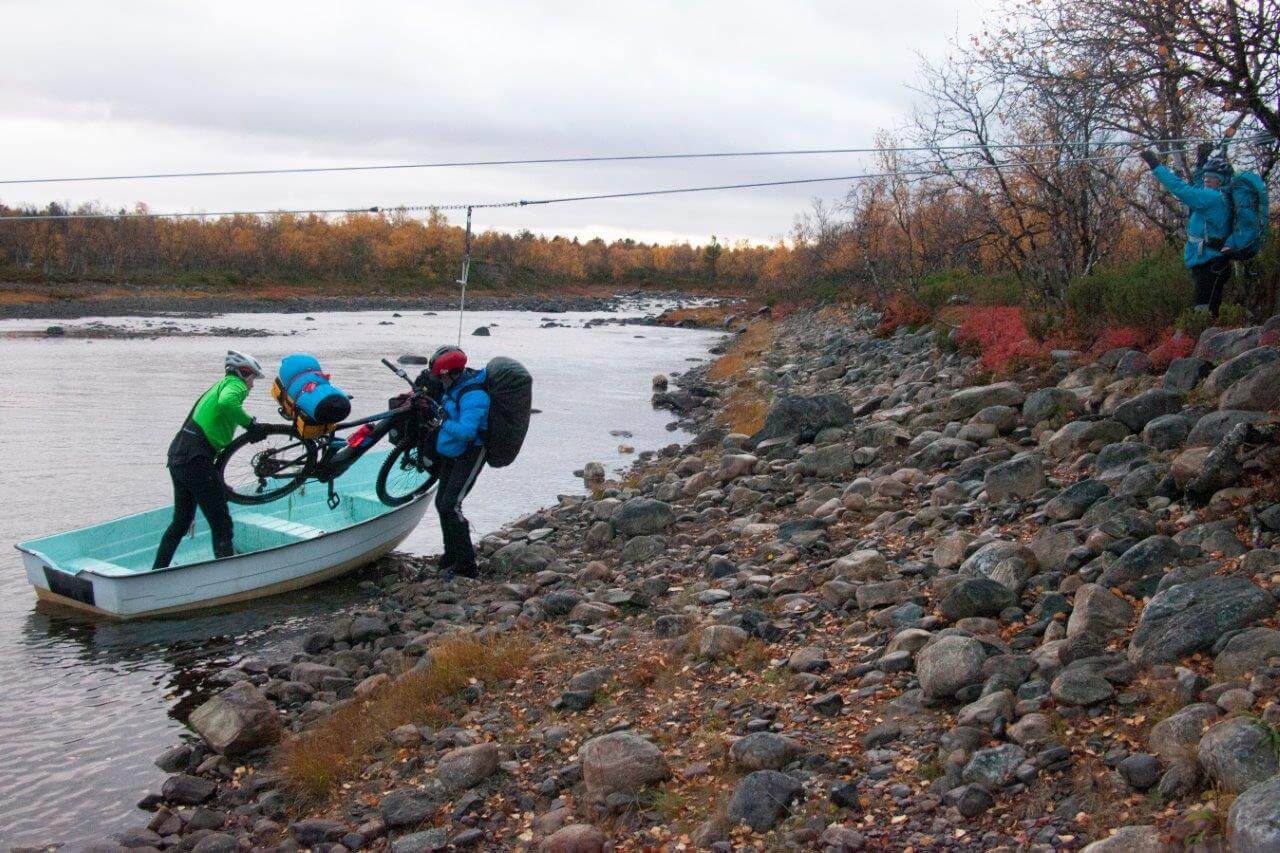 Silisjoen ylitys pyörien kanssa hoitui kätevästi vetovaijerista operoitavalla soutuveneellä.