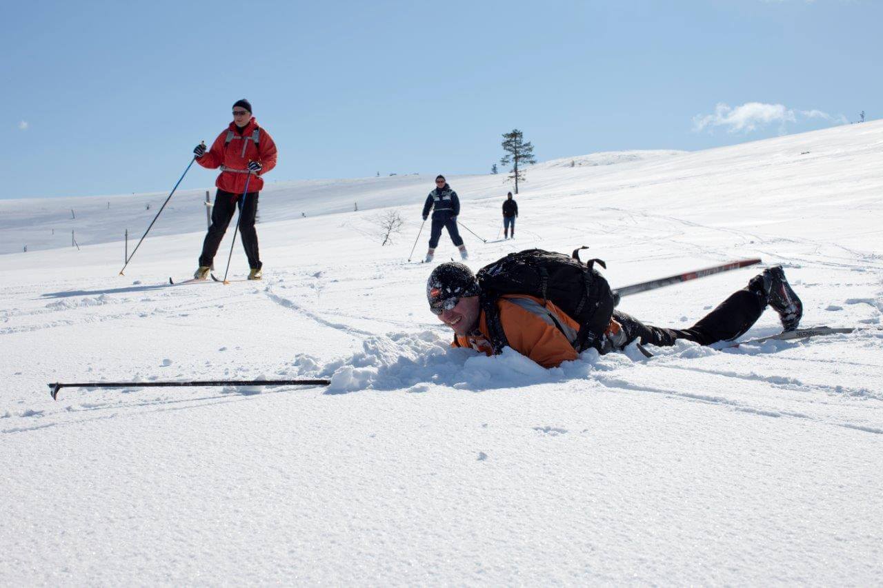 Maalis-huhtikuun aurinkoiset kelit vetävät sankoin joukoin ulkoilijoita päiväretkille laduille ja tuntureihin.