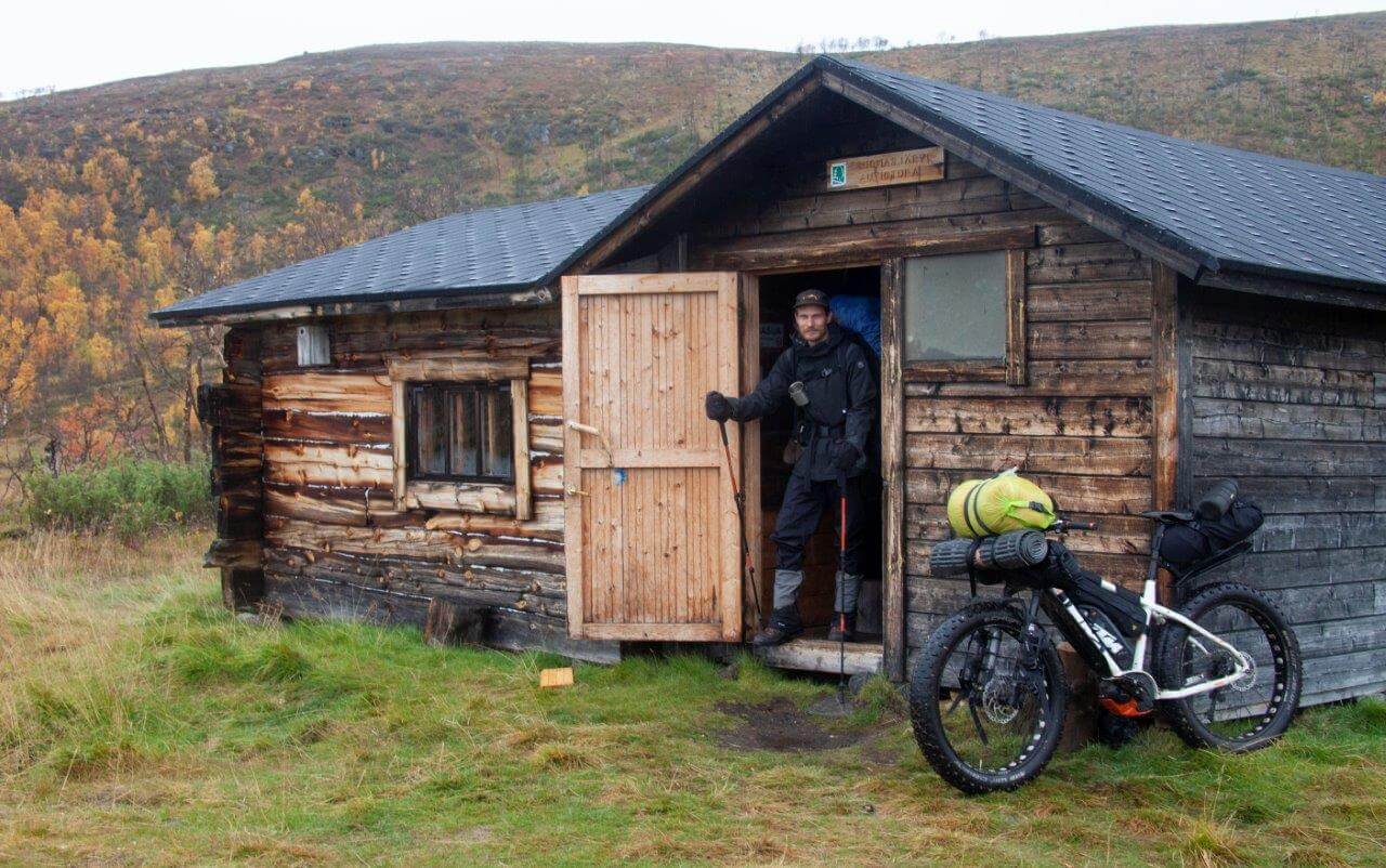 Tsuomasjärven autiotupa on oiva paikka vaeltajille pitää sadetta ja levähtää.