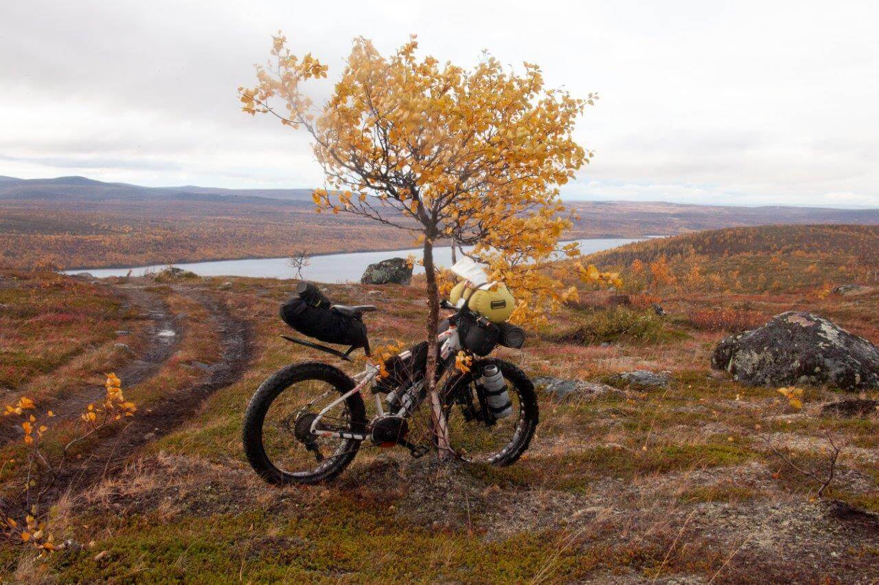 Pulmankijärven laakso siintää edessä. Kaikki, myös tunkkaaminen loppuu aikanaan.