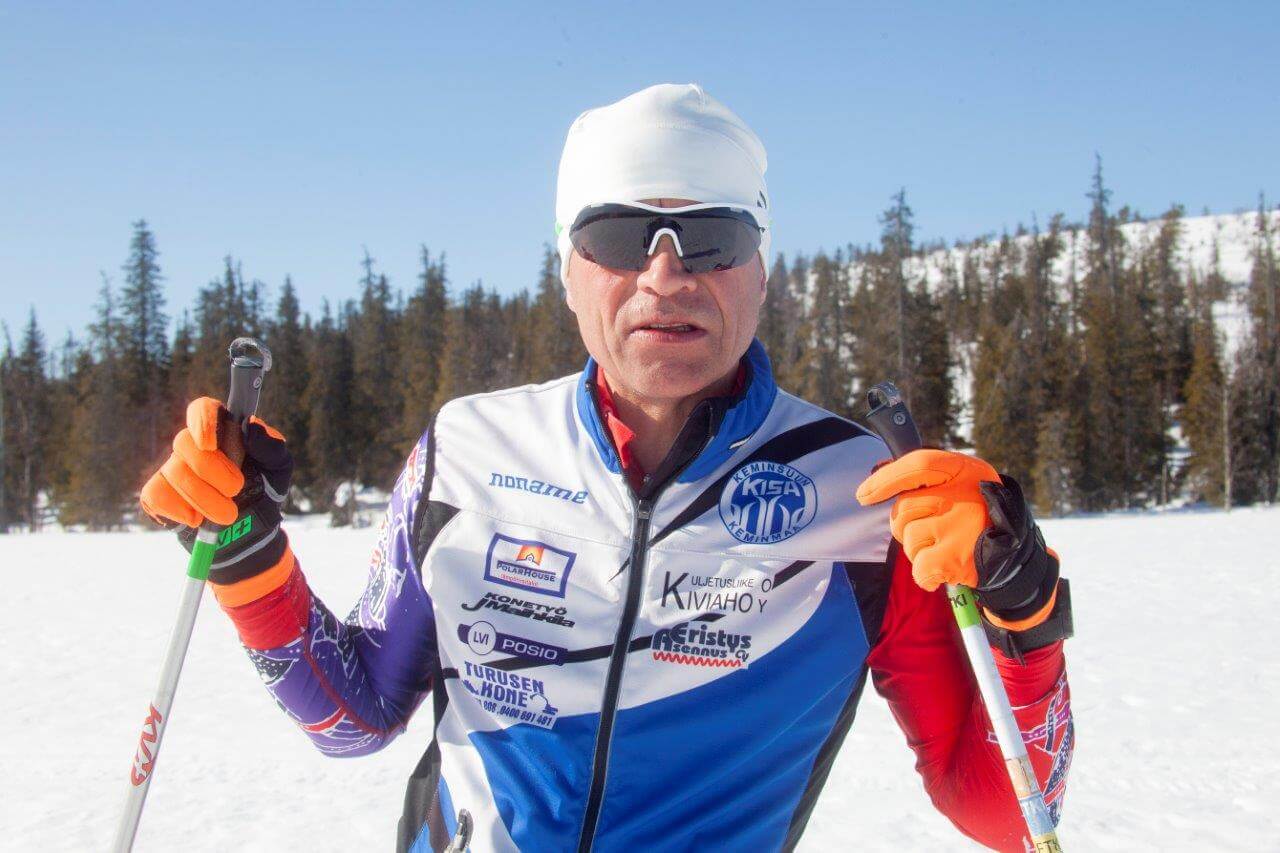 Tuomo Pesonen hiihteli keväällä 2023 Keimiön Kiekeröllä poikkeuksellisesti kannustusjoukoissa.