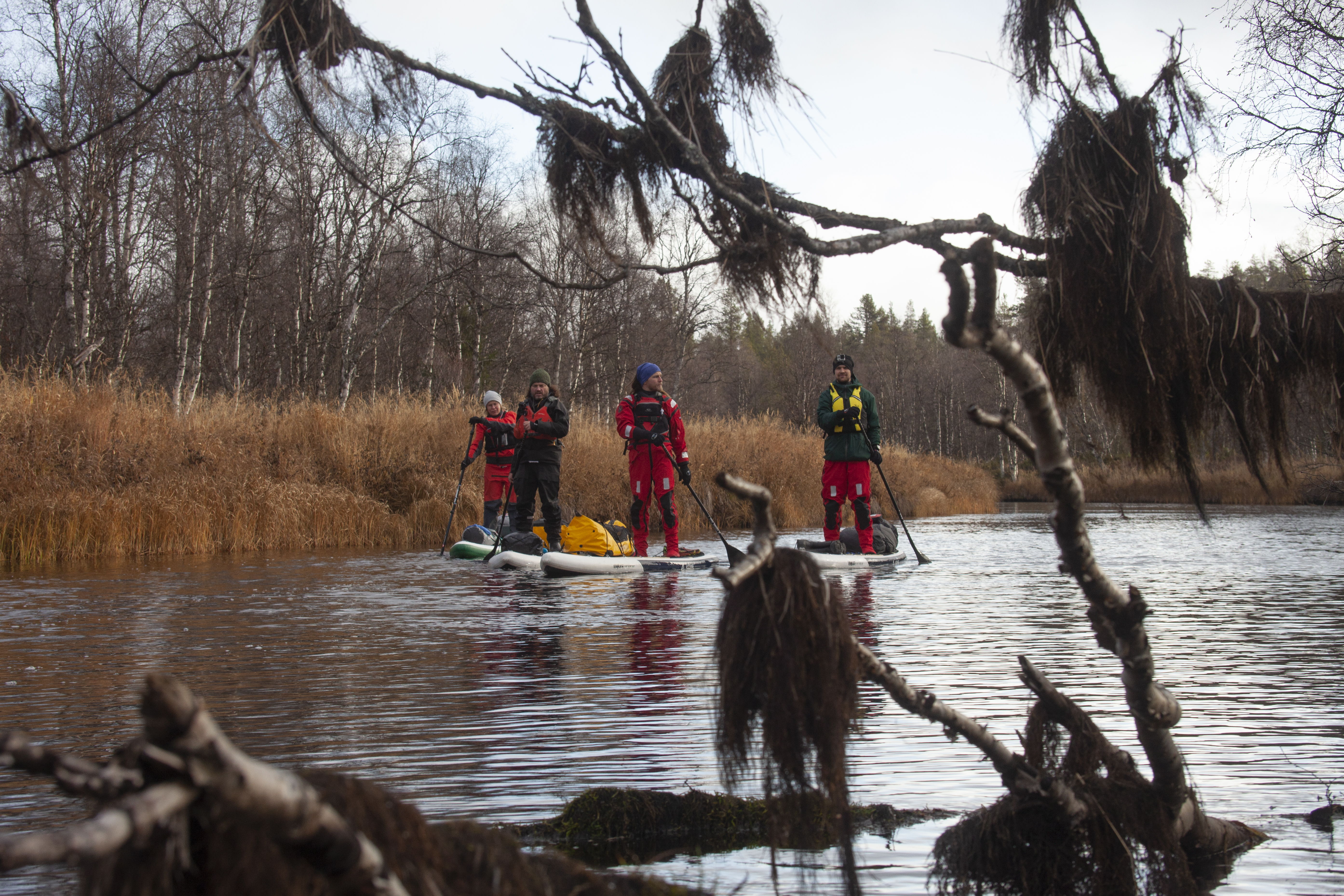 Mustanvaatimenmukkassa tulvavesi on ripustellut kuloroskaa korkealle rantapusikon oksille. Uoma virtaa tasaisesti ja suppailua sujuu rennosti rupatellen.