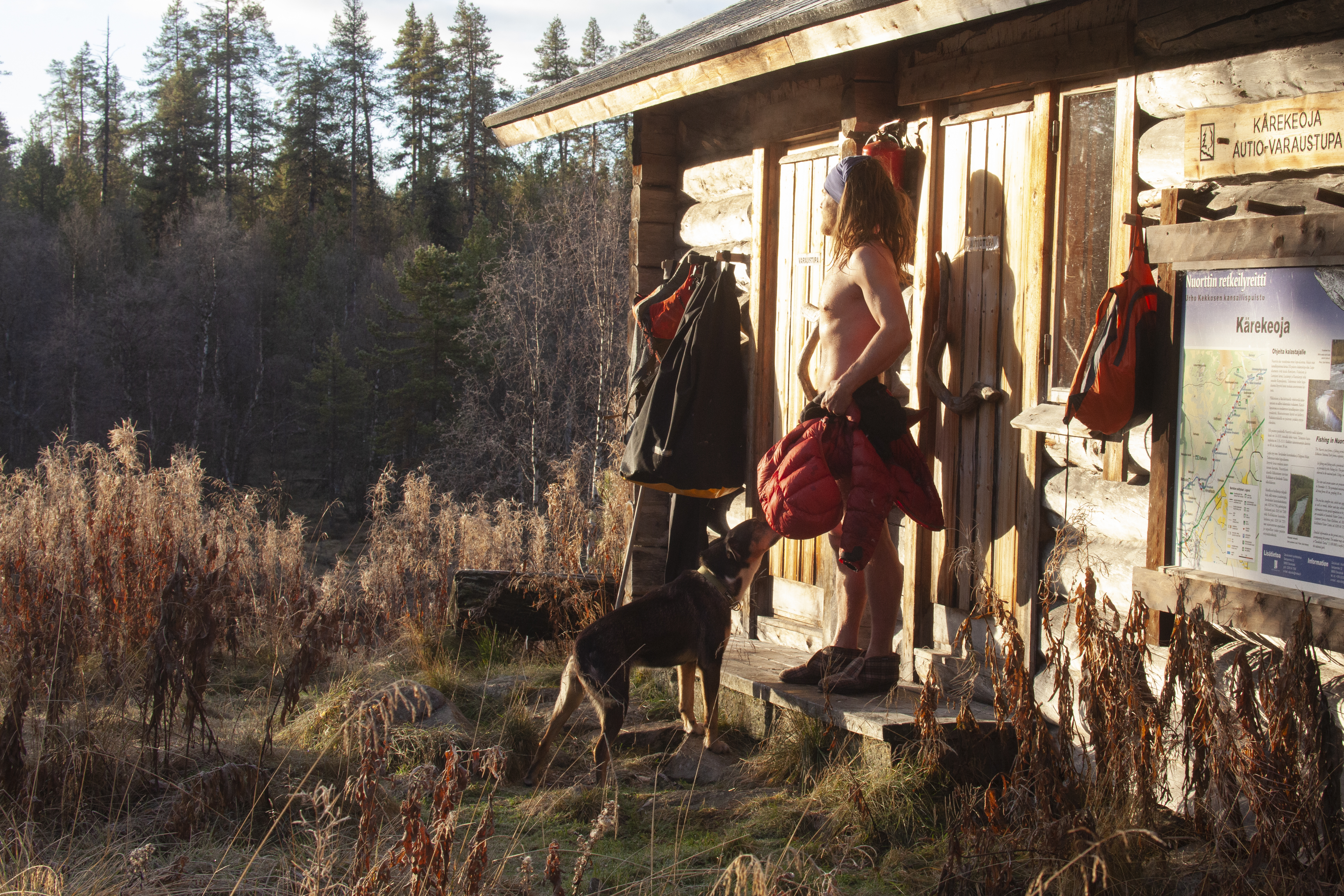 Käräkeojan kämppäjooga ja aamu-uinti ovat myöhäissyksyisellä Nuorttin retkellä asiaa.