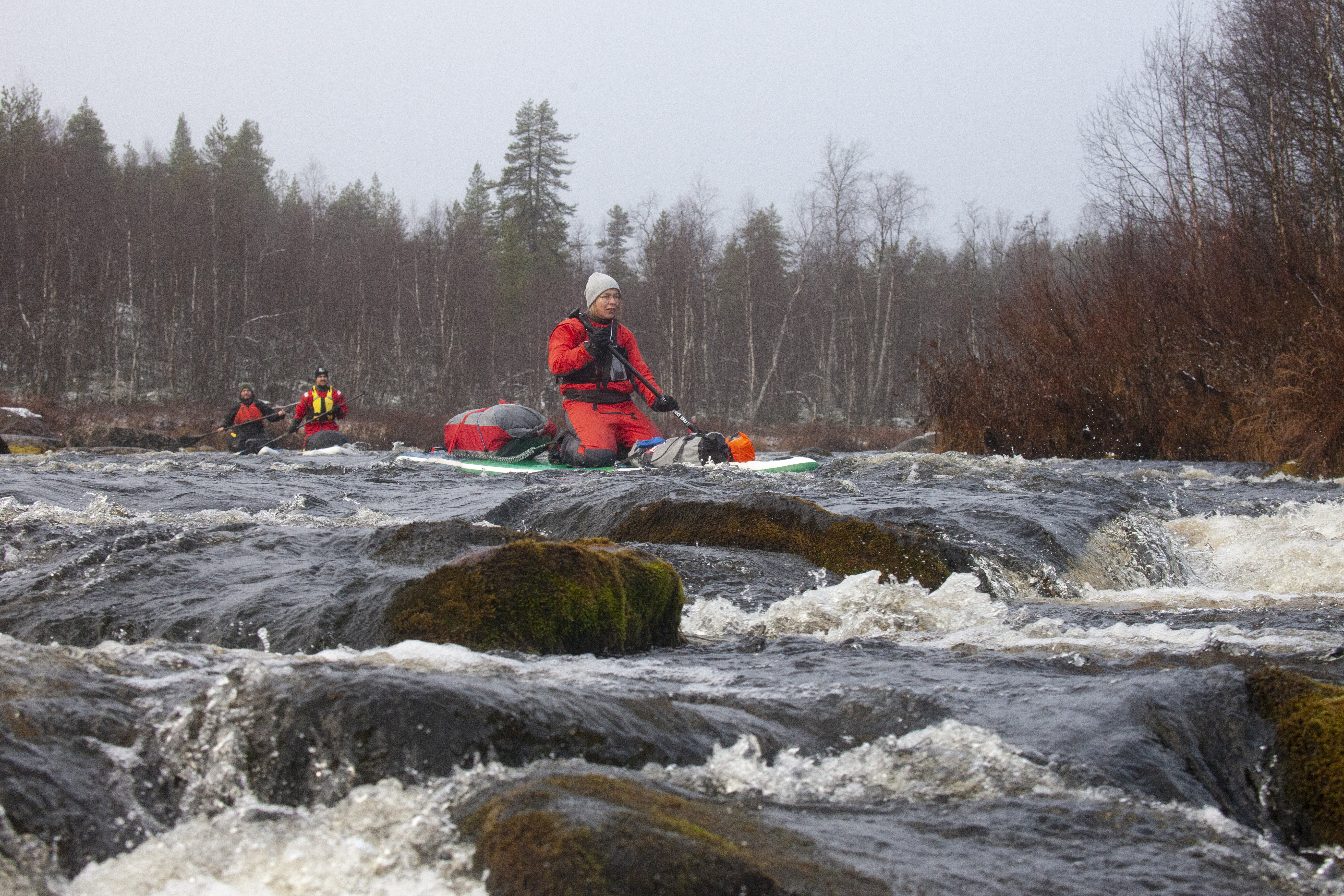 Nuorttiköngäs on yksi uoman hurjimpia kohtia, jossa SUP-lautailijan kannattaa nöyrtyä suosilla polvilleen.