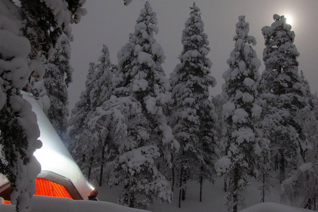 Hietajärven kotalaavun nuotiopaikan lämpösäteet houkuttelevat kuutamossa ja pakkasessa kärvisteleviä talvitelttailijoita vastustamattomasti puoleensa. Vahva kontrasti luo šamanistisen tunnelman.