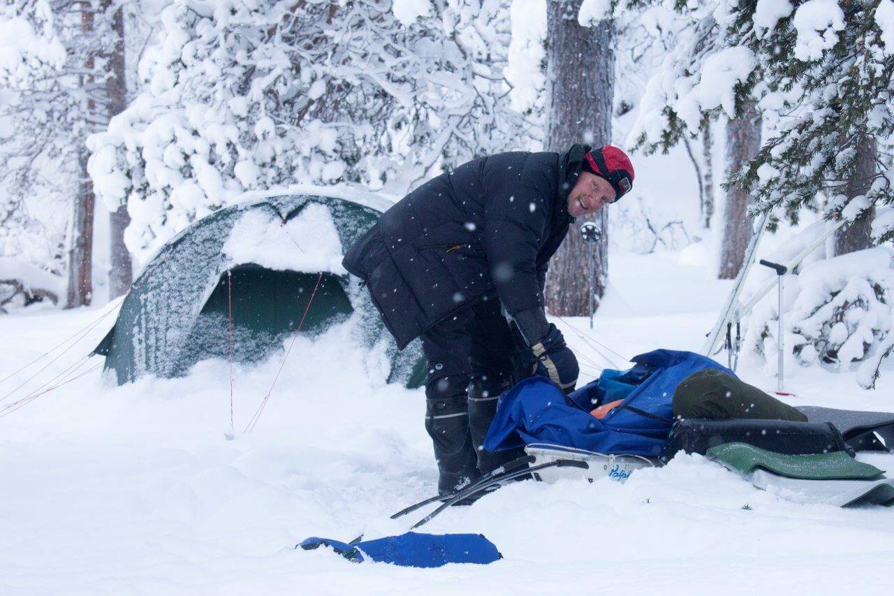 Ensimmäinen yö vietettiin teltassa Hietajärven rannalla. Pohjattomassa umpilumessa millekään kämpälle joutumisesta ei ollut tietoakaan.