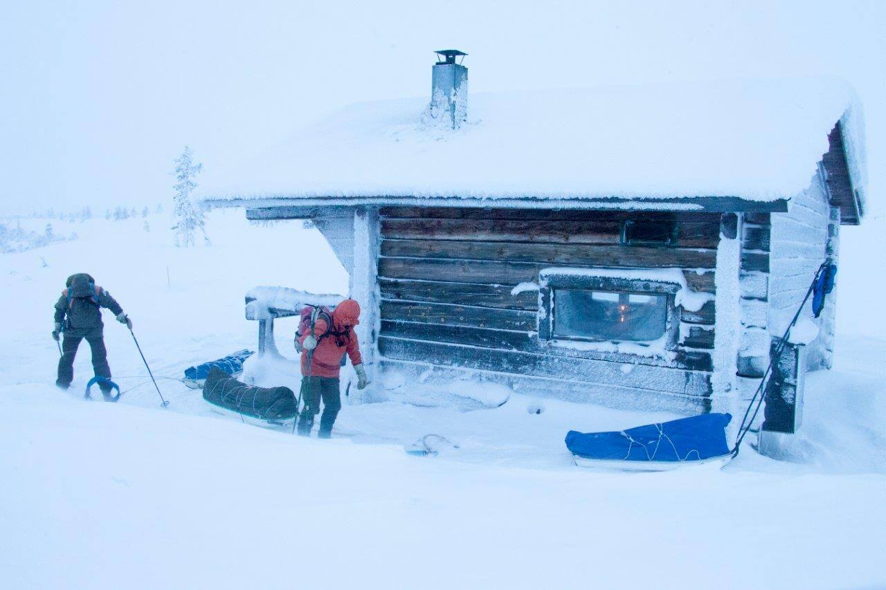 Konkarit lähtövalmiina tarpomaan umpihankea pohjatuulen tuiverruksessa ja sankassa tuiskussa Pahakurusta tunturin toiselle puolelle Tappurin tuvalle. Pari tuntia myöhemmin miesten auki puhkomasta urasta oli tunturissa tuskin jälkeäkään.