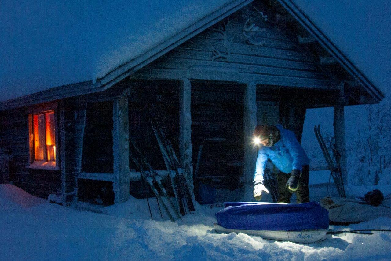 Tappurin kämpälle saavuttiin otsalamppujen valossa pimeän rajalla. Vaikeissa olosuhteissa etenemistahti ahkioita umpilumessa vastatuuleen kiskoen oli viittareitilläkin osapuilleen vain kaksi ja puoli kilometriä tunnissa.