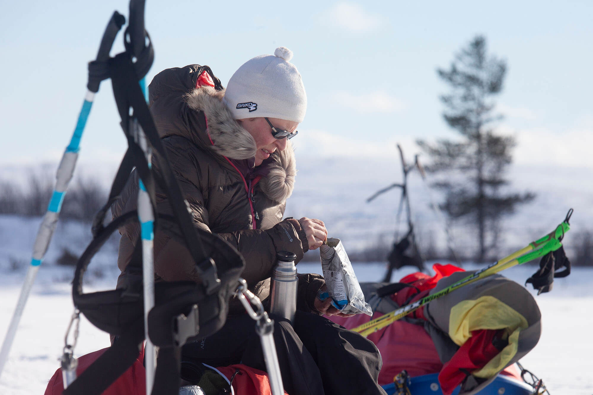 Säännöllinen rytmitys helpottaa ja jouduttaa ryhmässä etenemistä. Lyhyt juomatauko kerran tunnissa ja puolentunnin lounastauko kerran päivässä ovat raskailla vaelluksilla aina tervetulleita lepohetkiä. Kuva: Sauli Herva.