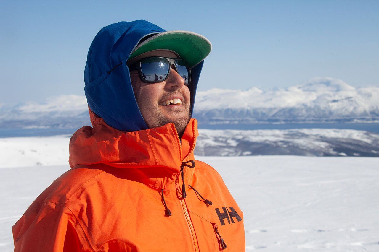 Vapaalaskuopas Mika Salovaara ansaitulla tauolla Tromsdalstidenin (1 238 m) huipulla Tromsøyan työmaallaan. Kuva: Sauli Herva.