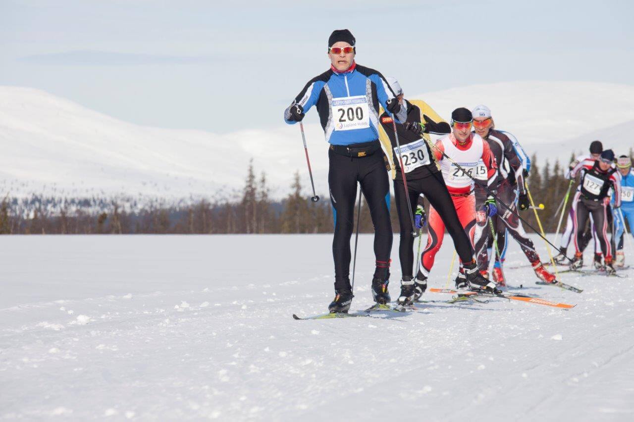 Jarkko Oksanen (200) vetää päättäväisesti letkaa Lapponia-hiihdon vuoden 2015 Keimiön Kiekeröllä.