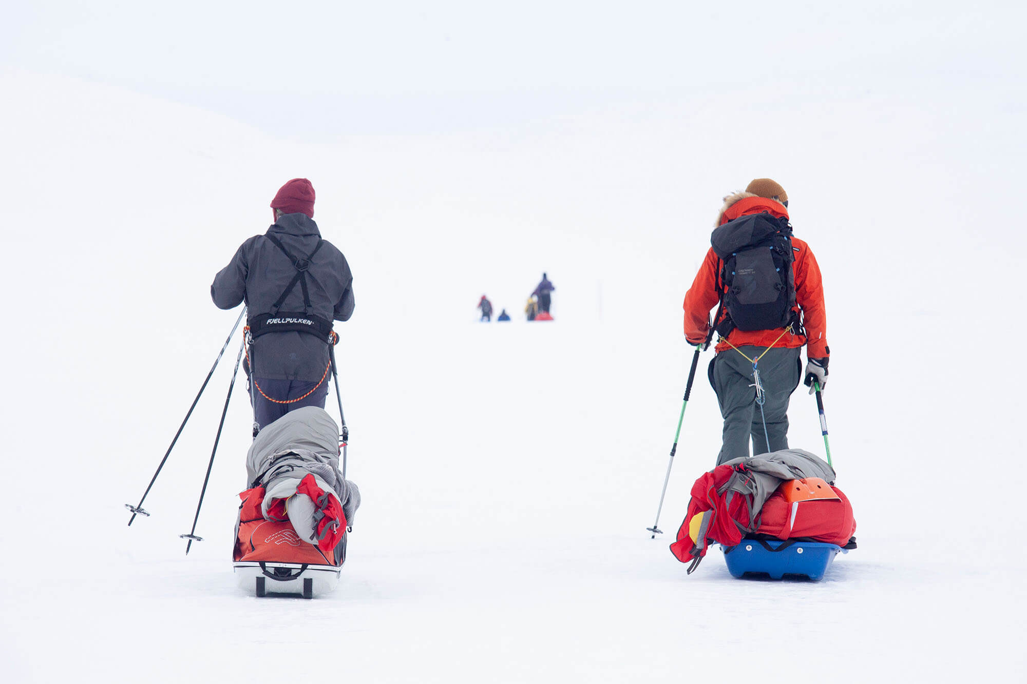 ”Maitopullohiihtoa” jossakin Gamoaivin tietämillä. Kun totaalinen ”whiteout” alkaa vähitellen kirkastua, ovat valot usein aivan parhaimmillaan. Kuva: Sauli Herva.