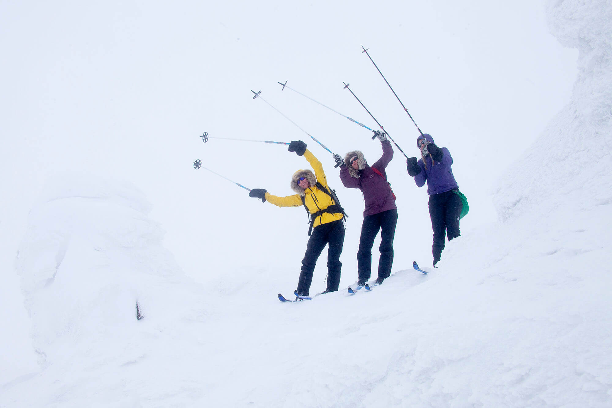 Tarkoitus oli ihailla Paistuntureiden korkeimmalta kukkulalta avautuvia maisemia, mutta tällä kertaa ”whiteout” Kuivitunturilla (641 m) oli sakeaa. Kuva: Sauli Herva.