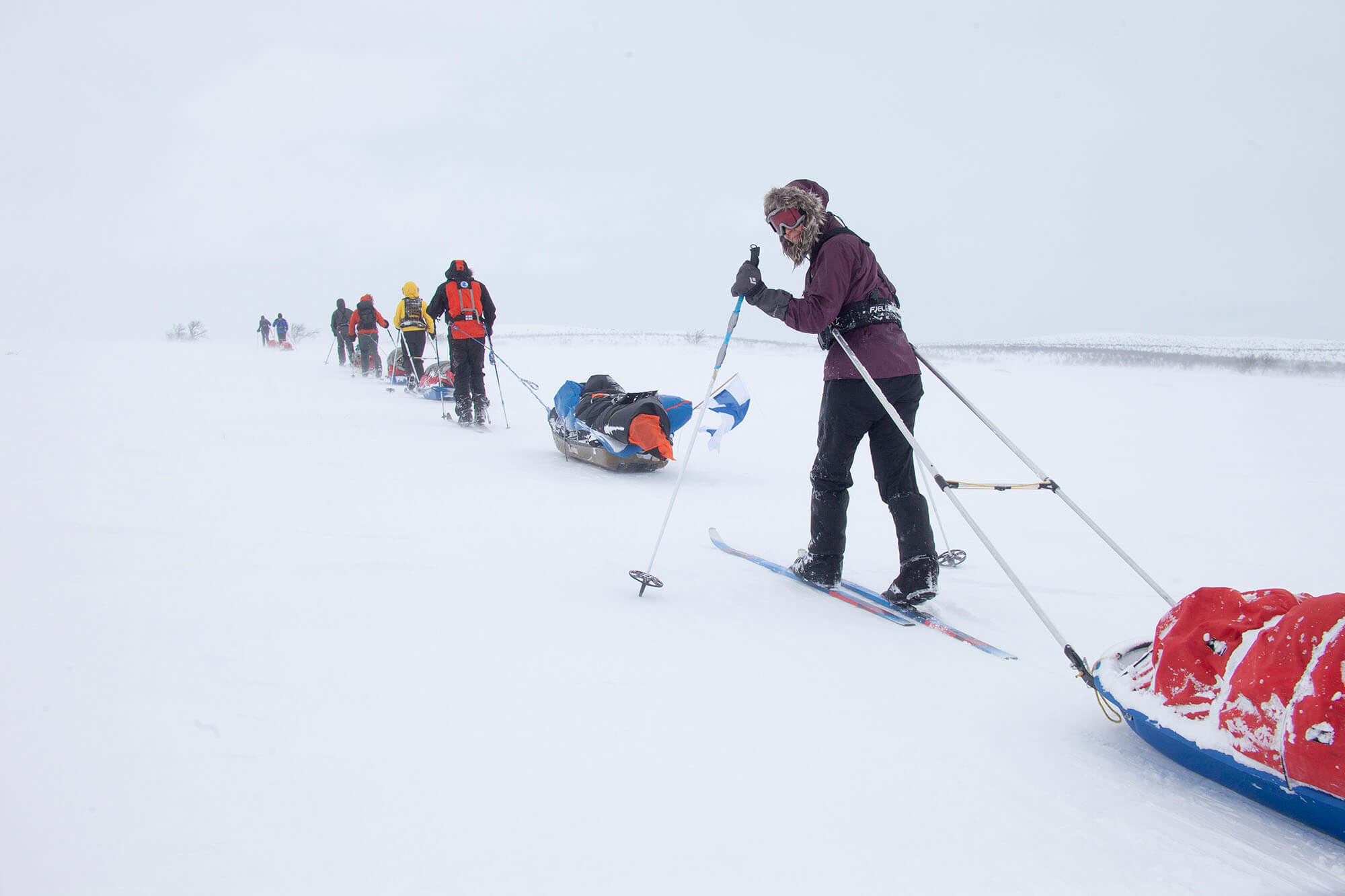 Kuivilta hiihtovaeltajat suuntasivat navakasti tuivertavassa tunturituulessa ja nollakelissä kohti pohjoiskoillista. Kuva: Sauli Herva.