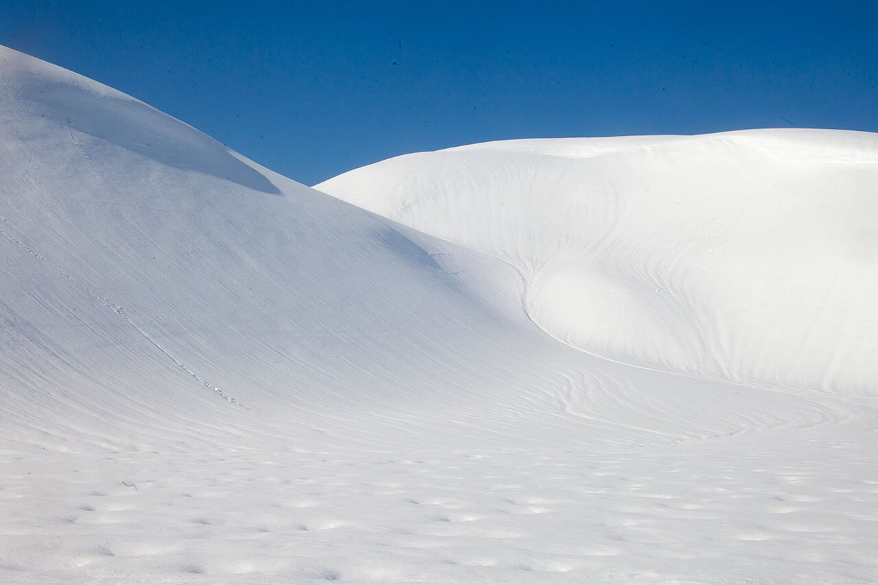 Tromsdalstidenin etelärinteillä liikutaan hivelevän kauniissa ja graafisissa maastoissa. Kuva: Sauli Herva.