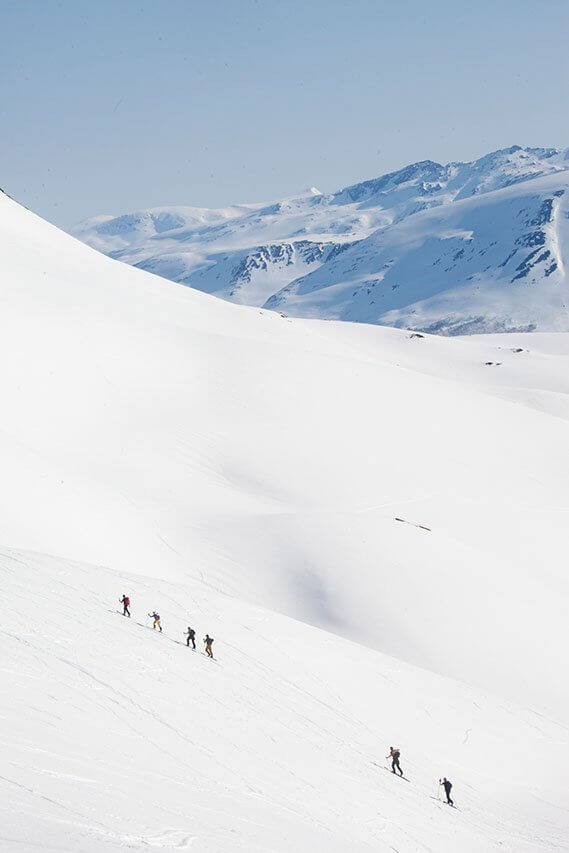 Vapaalaskijan keho liikkuu ja sielu lepää lumivalkoisilla vuonovuorilla. Kuva: Sauli Herva.