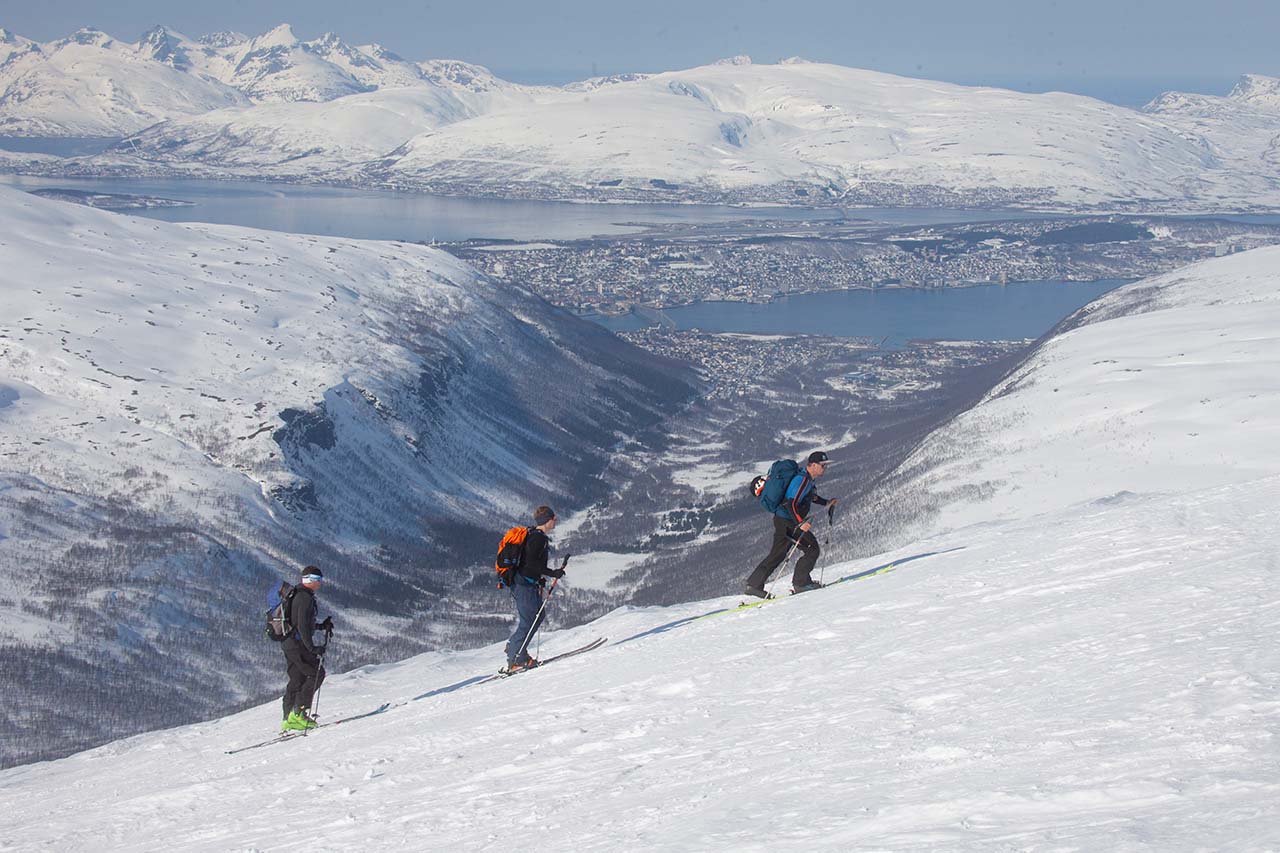 Tromsøn kaupunki on rakennettu Tromsøyan saarellle keskelle Balsfjorden vuonoa. Näkymä kaakosta mannermaalta Tromsdalstidenin (1 238 m) vuorenharjanteelta. Kuva: Sauli Herva.