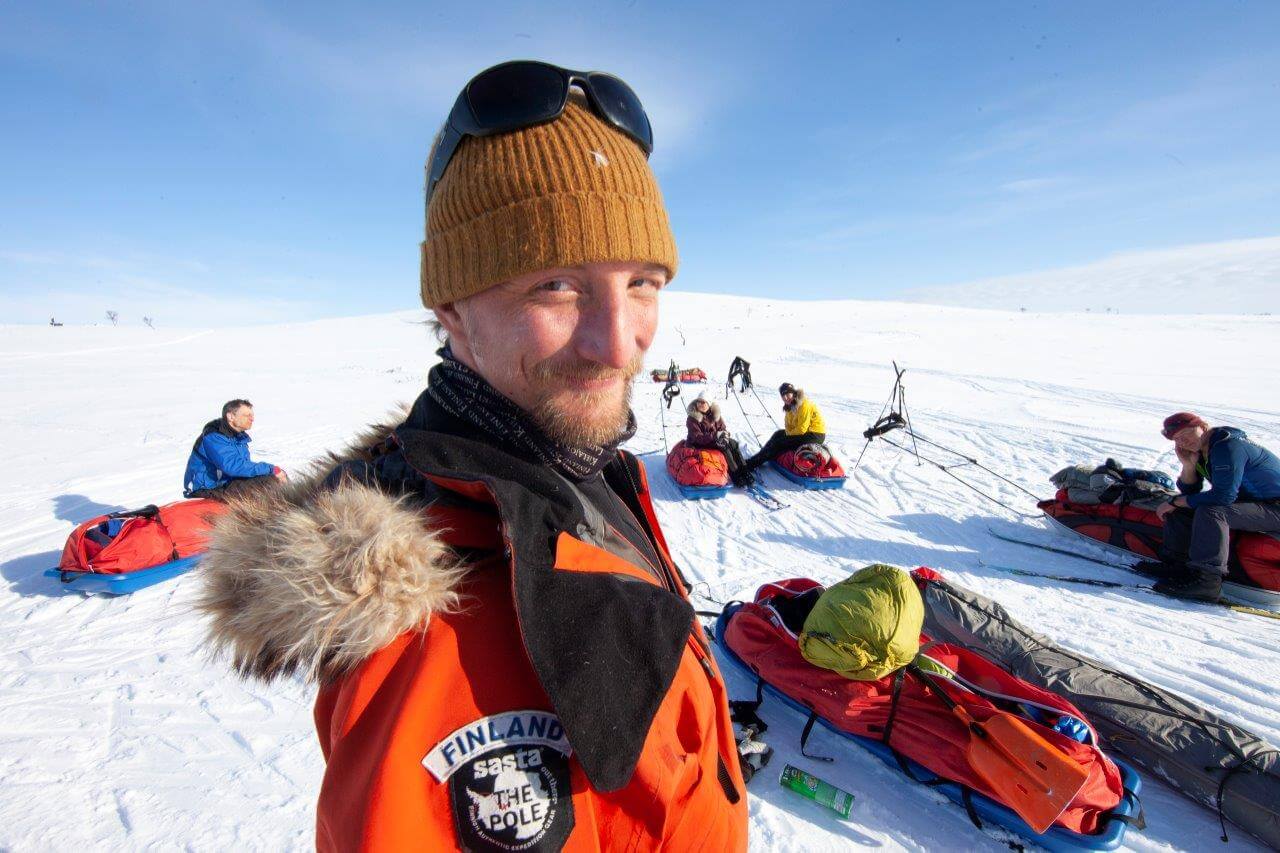 Ryhmässä on voimaa. Sitä paitsi hiihtäminen halki erämaiden on porukalla hauskempaa kuin yksinään.